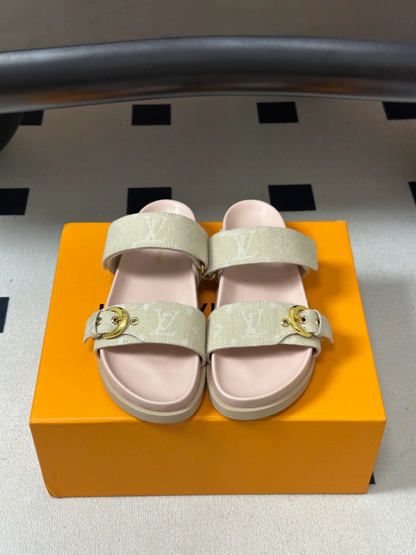Шлепанцы Женские Louis Vuitton 18049598