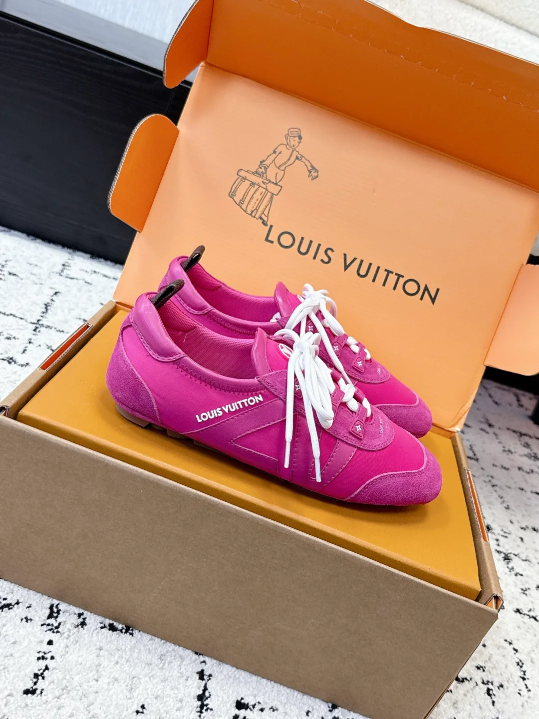 Кроссовки Женские Louis Vuitton 18409677