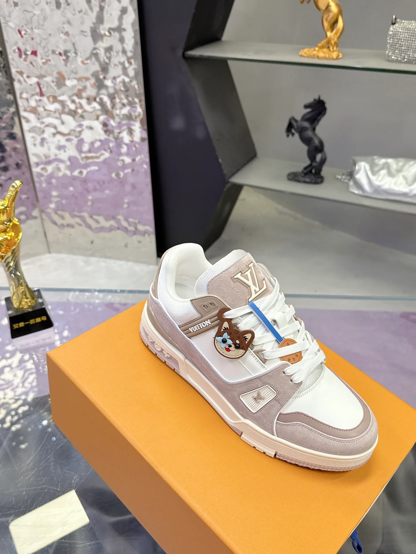 Кроссовки Женские Louis Vuitton 18104015