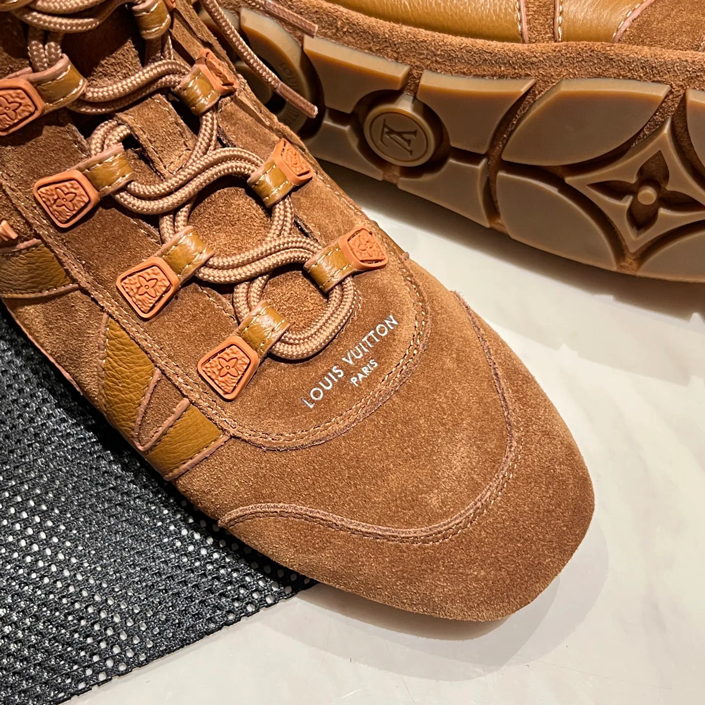 Кроссовки Женские Louis Vuitton 18194175