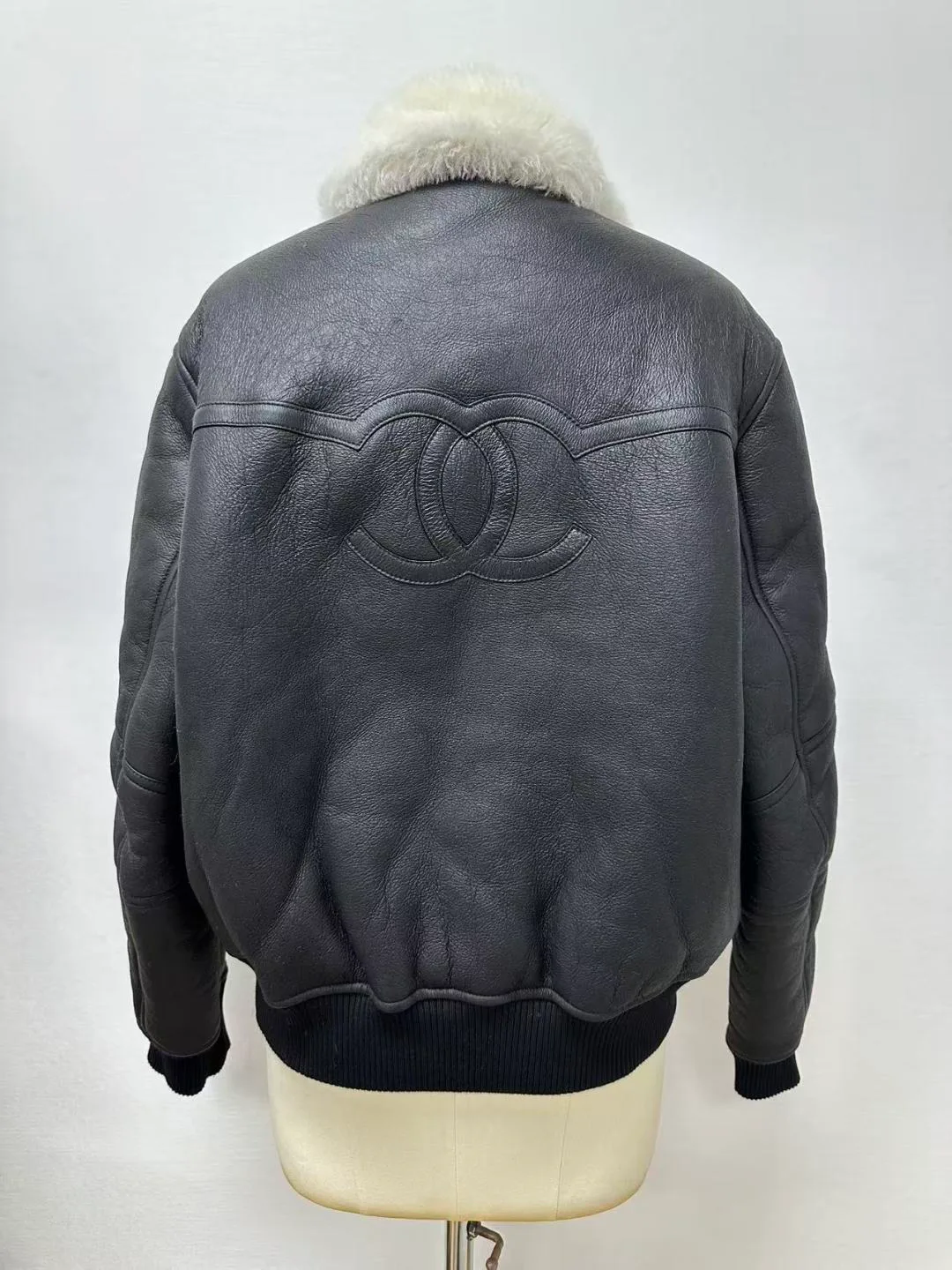 Кожаные Куртки И Дублёнки Женские Chanel 18363158