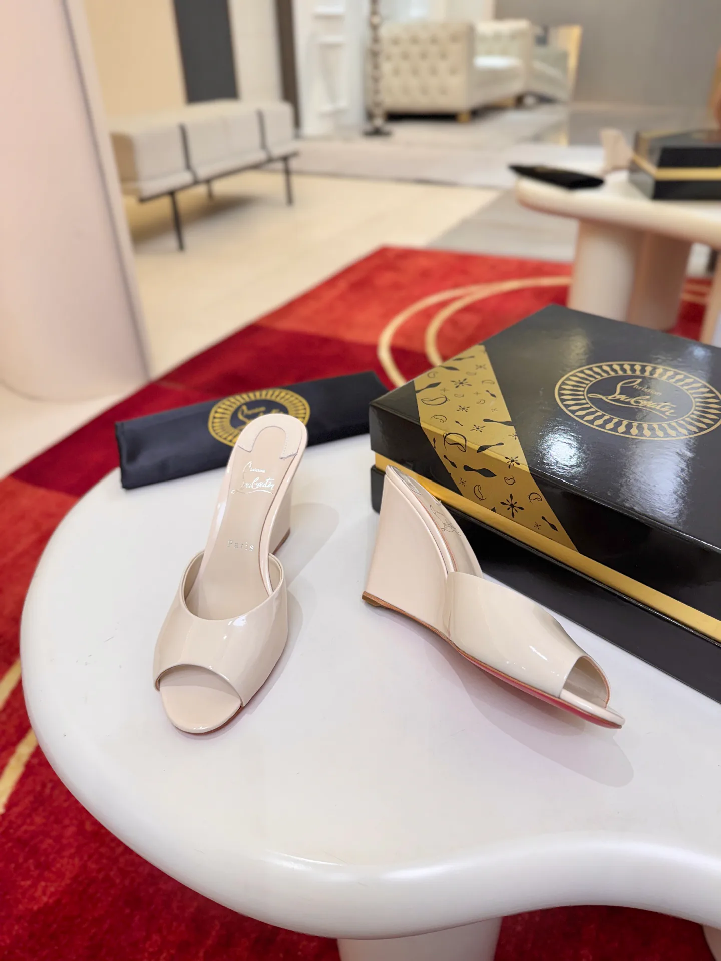 Босоножки Женские Christian Louboutin 18500931