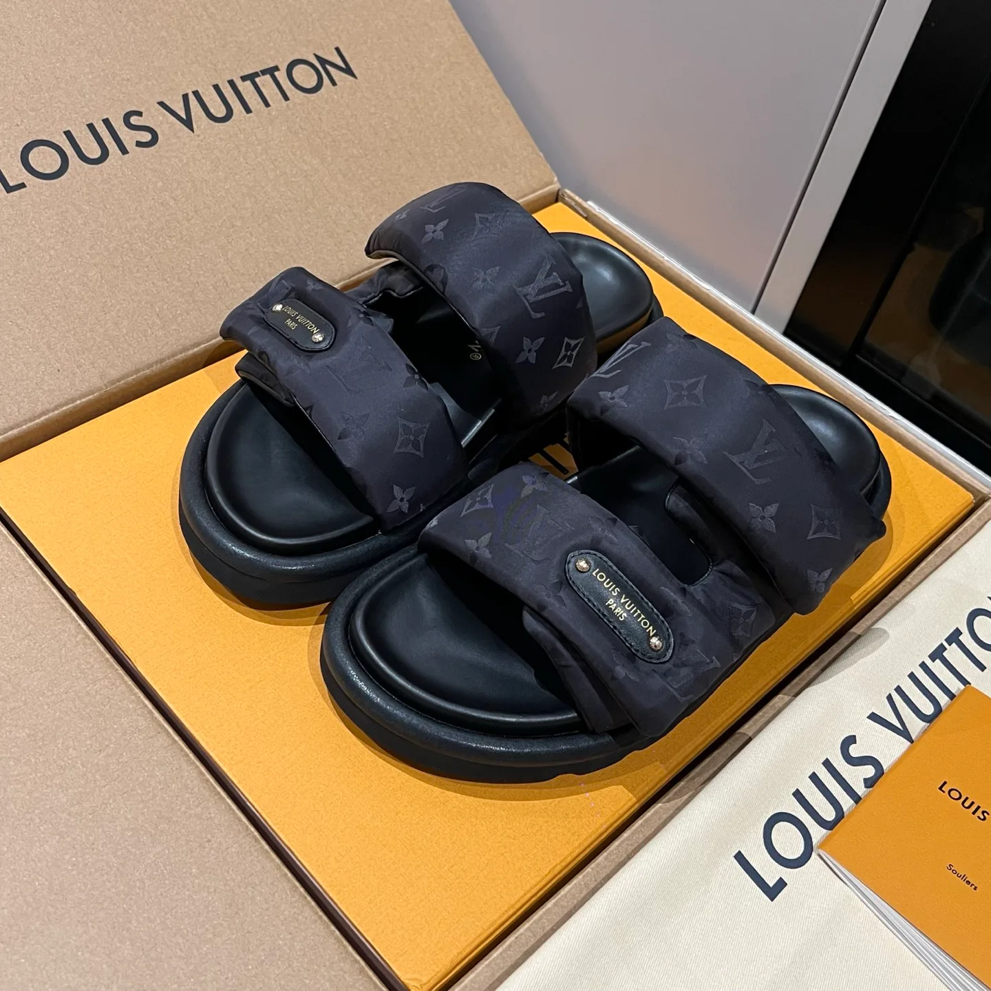 Шлепанцы Женские Louis Vuitton 17608439