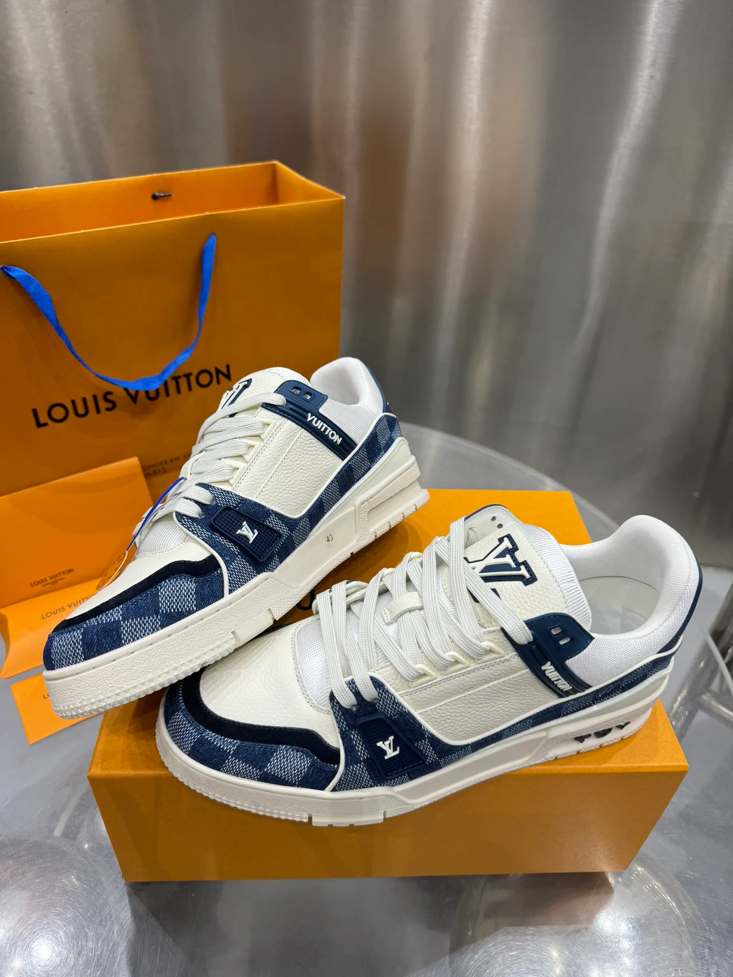 Кроссовки Женские Louis Vuitton 19073368