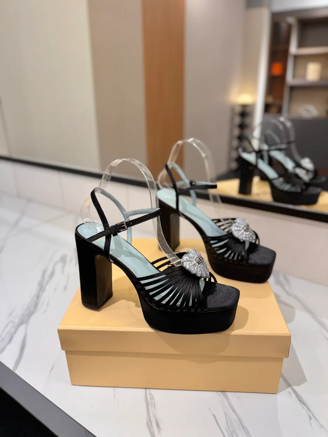 Босоножки Женские Valentino 18134893