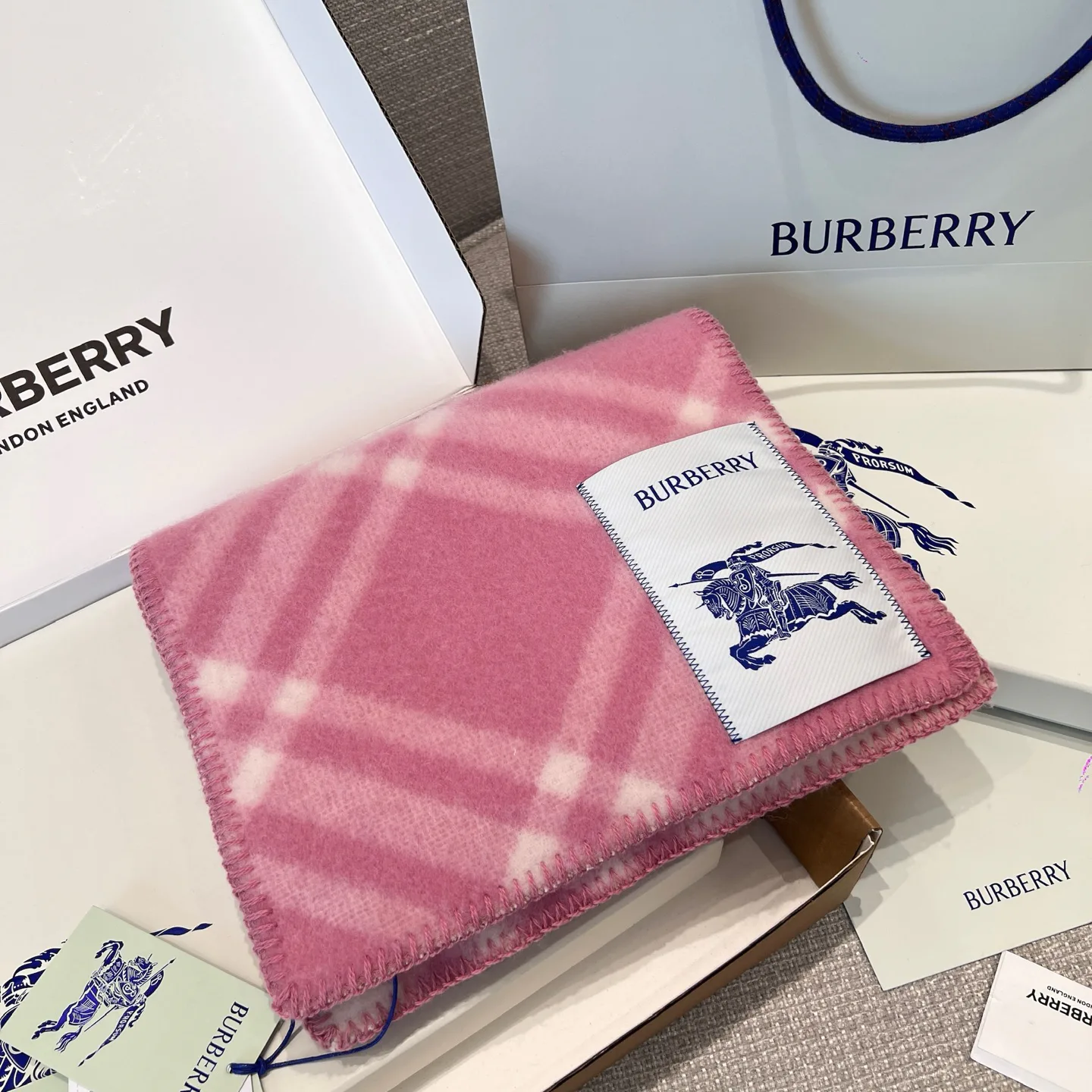 Шарфы Burberry 17945208