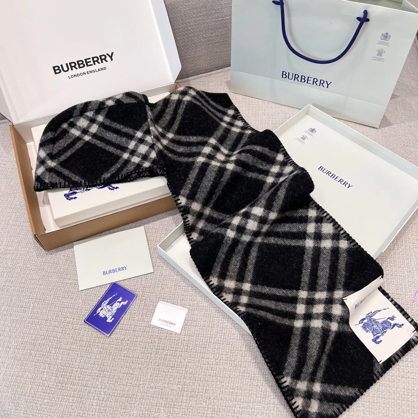 Шарфы Burberry 17945333
