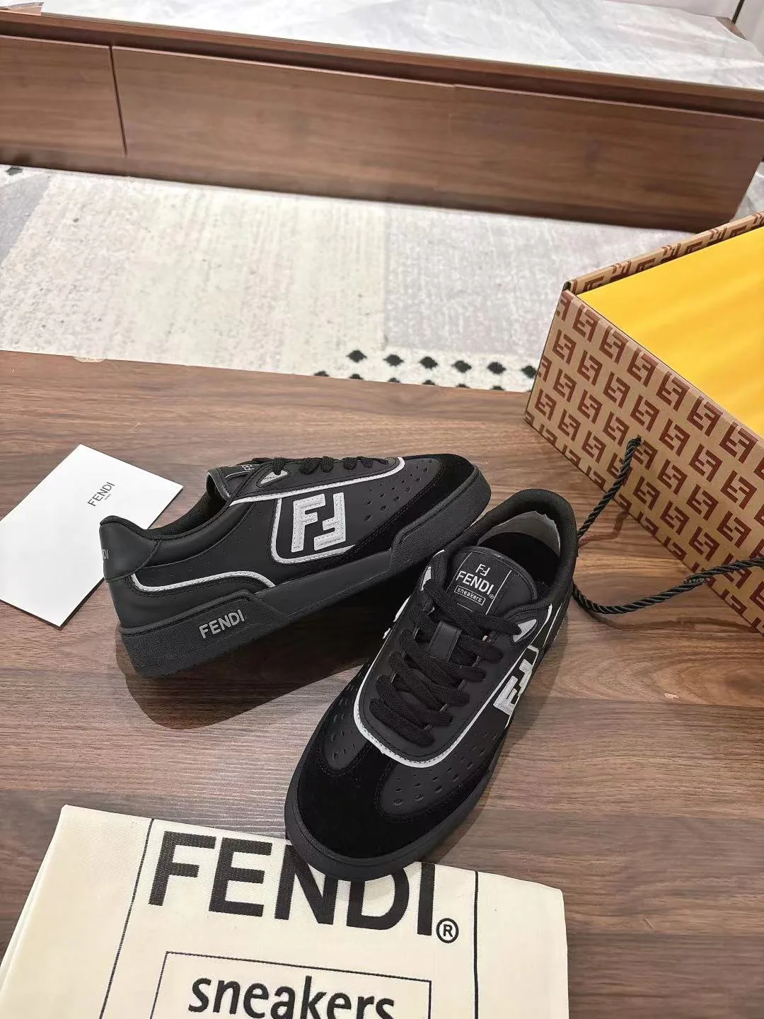 Кроссовки Женские Fendi 18219518