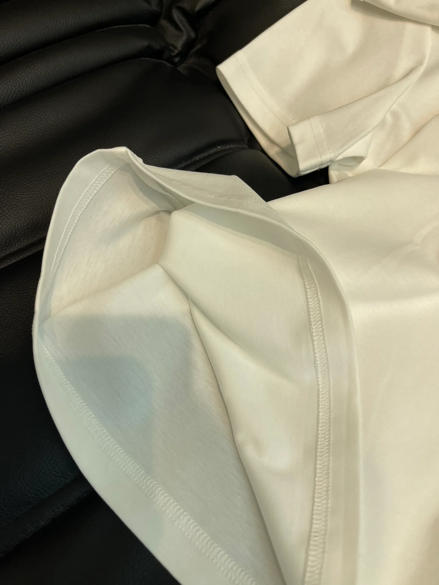 Футболки Женские Saint Laurent 18000