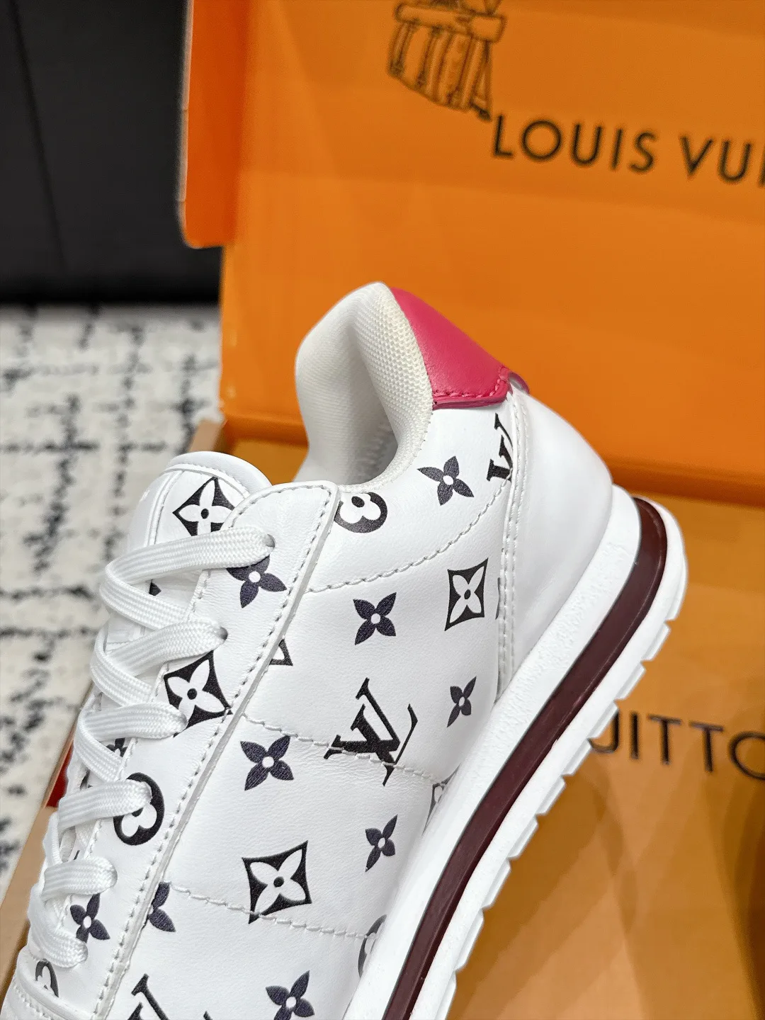 Кроссовки Женские Louis Vuitton 18406474