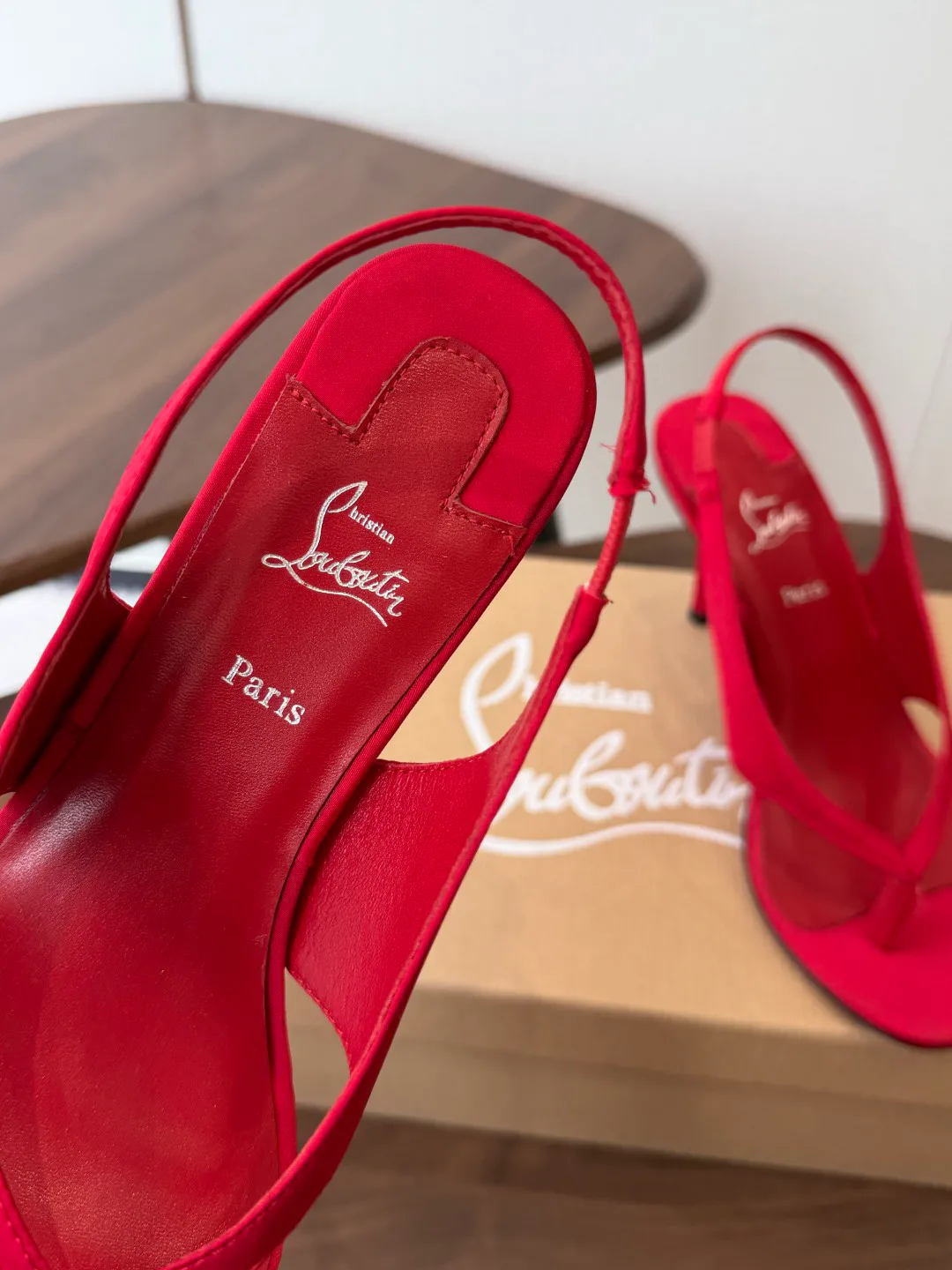 Босоножки Женские Christian Louboutin 18953289