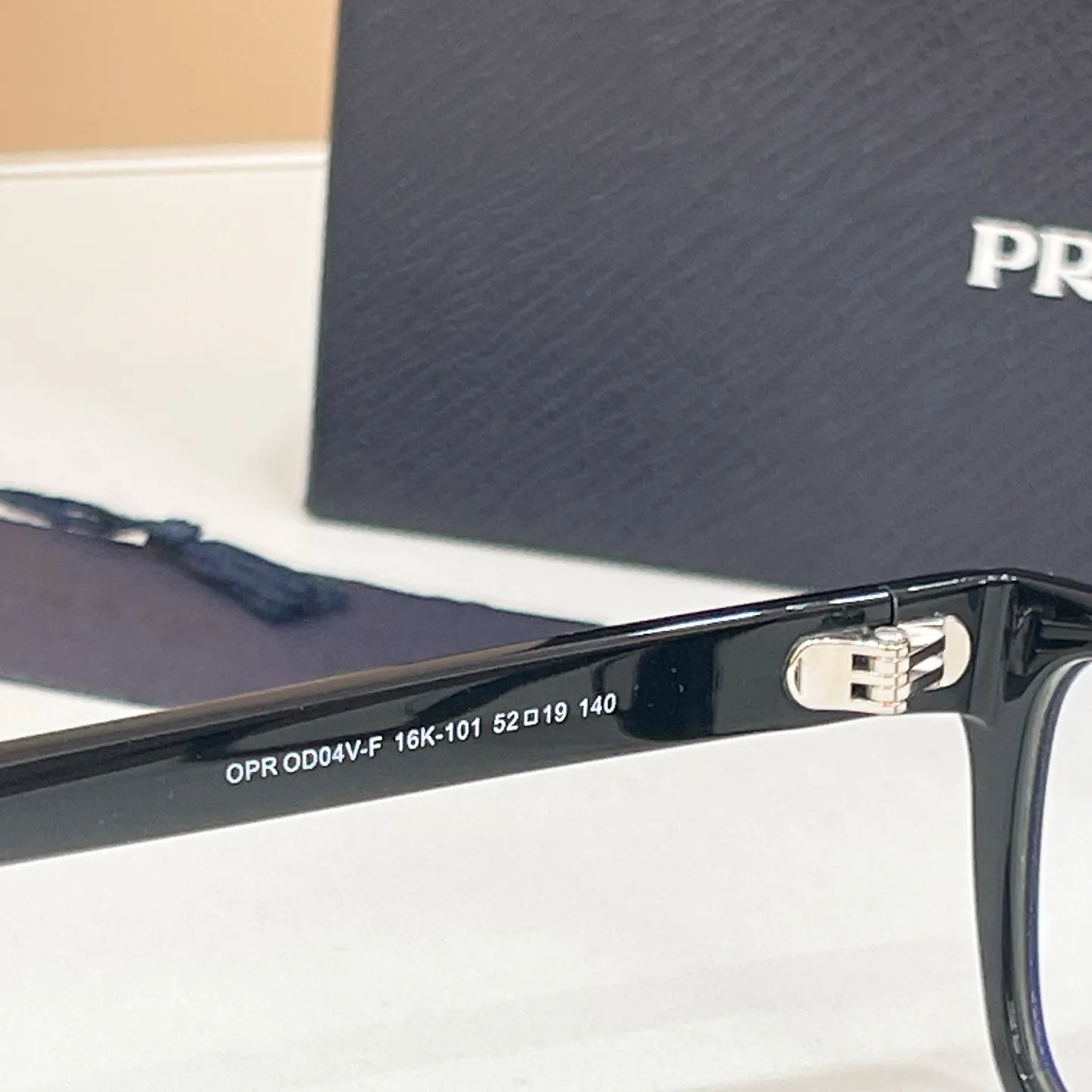 Очки Prada 13576987