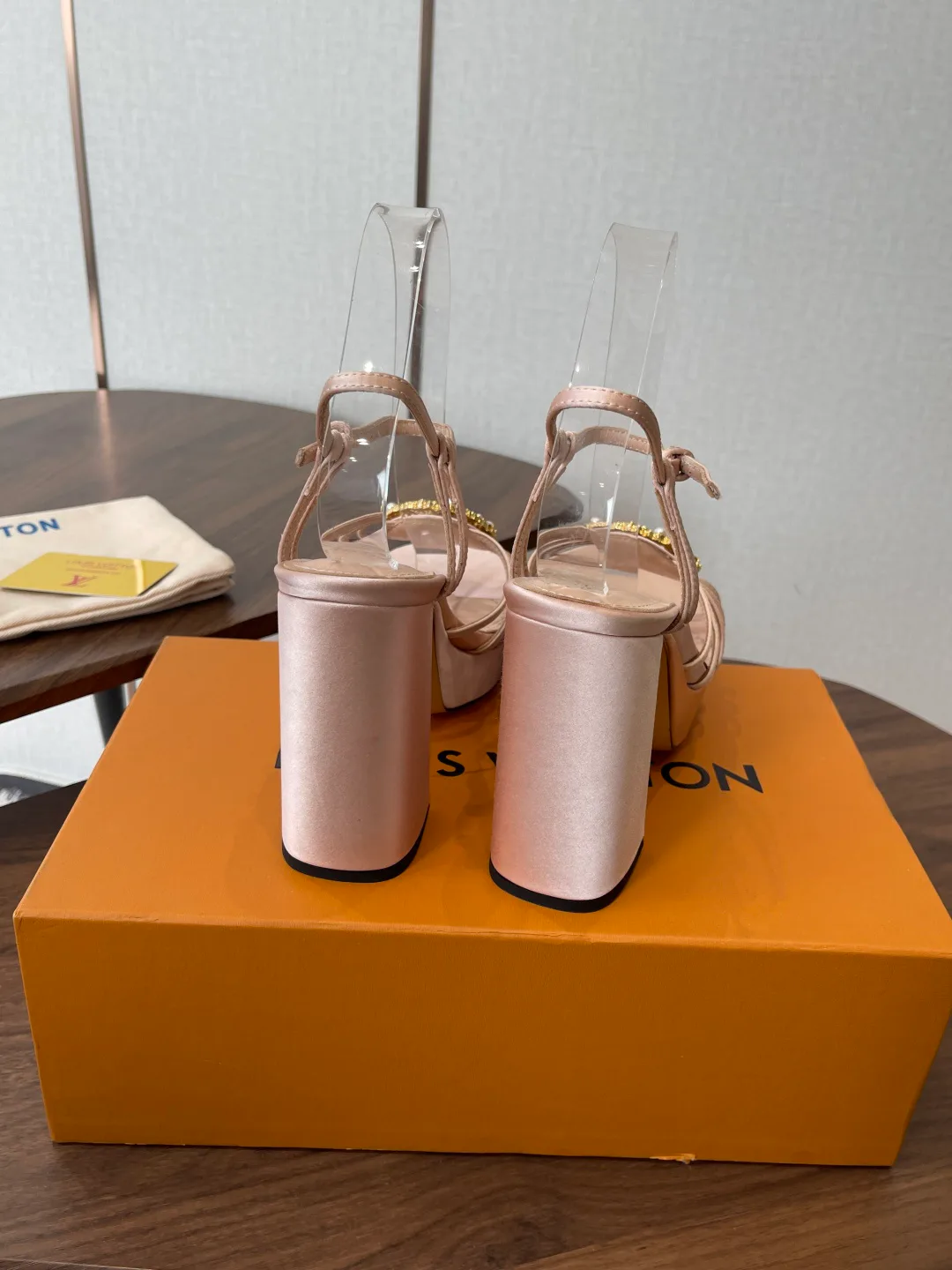 Босоножки Женские Louis Vuitton 11427935