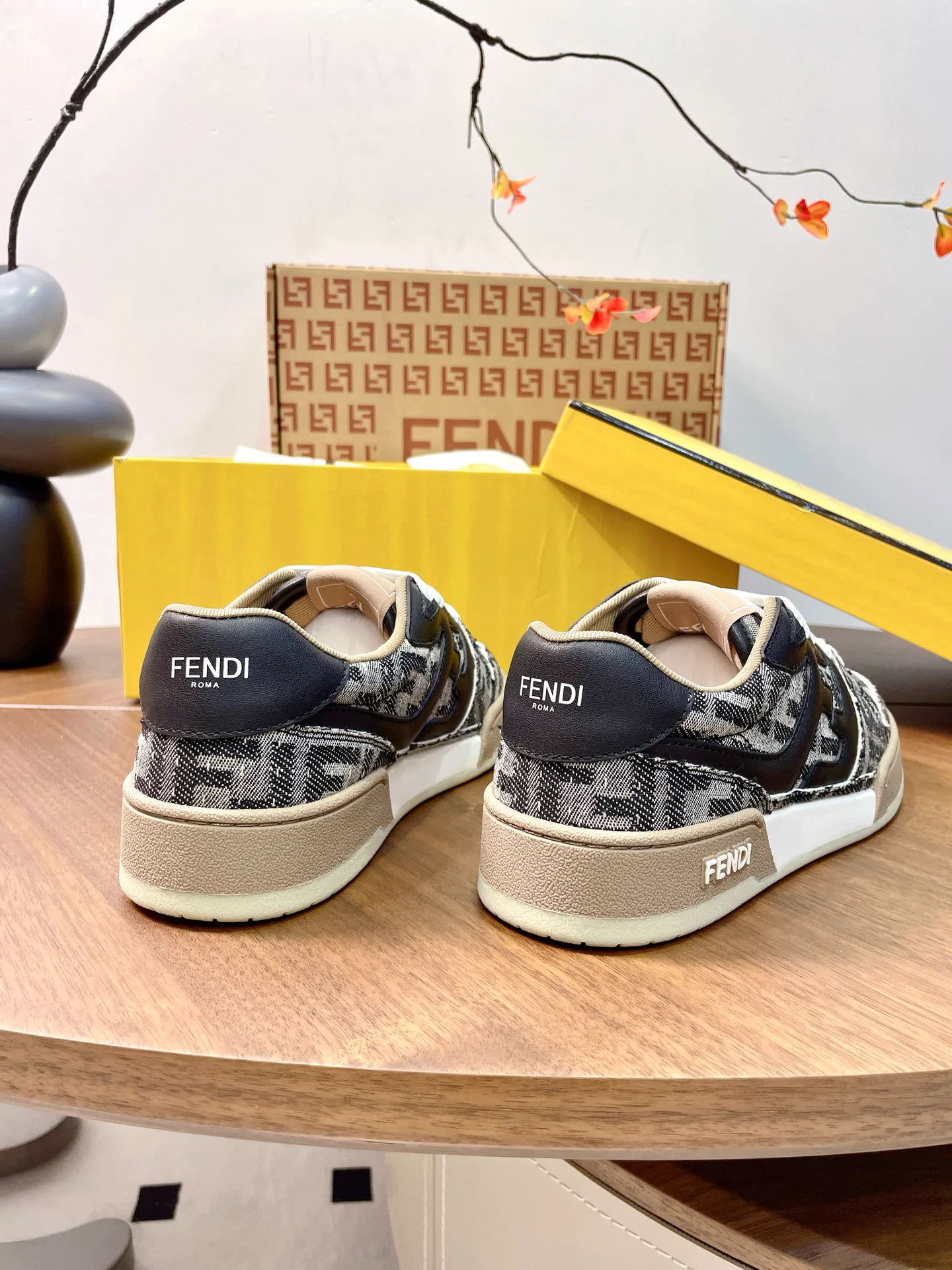Кроссовки Женские Fendi 17957355