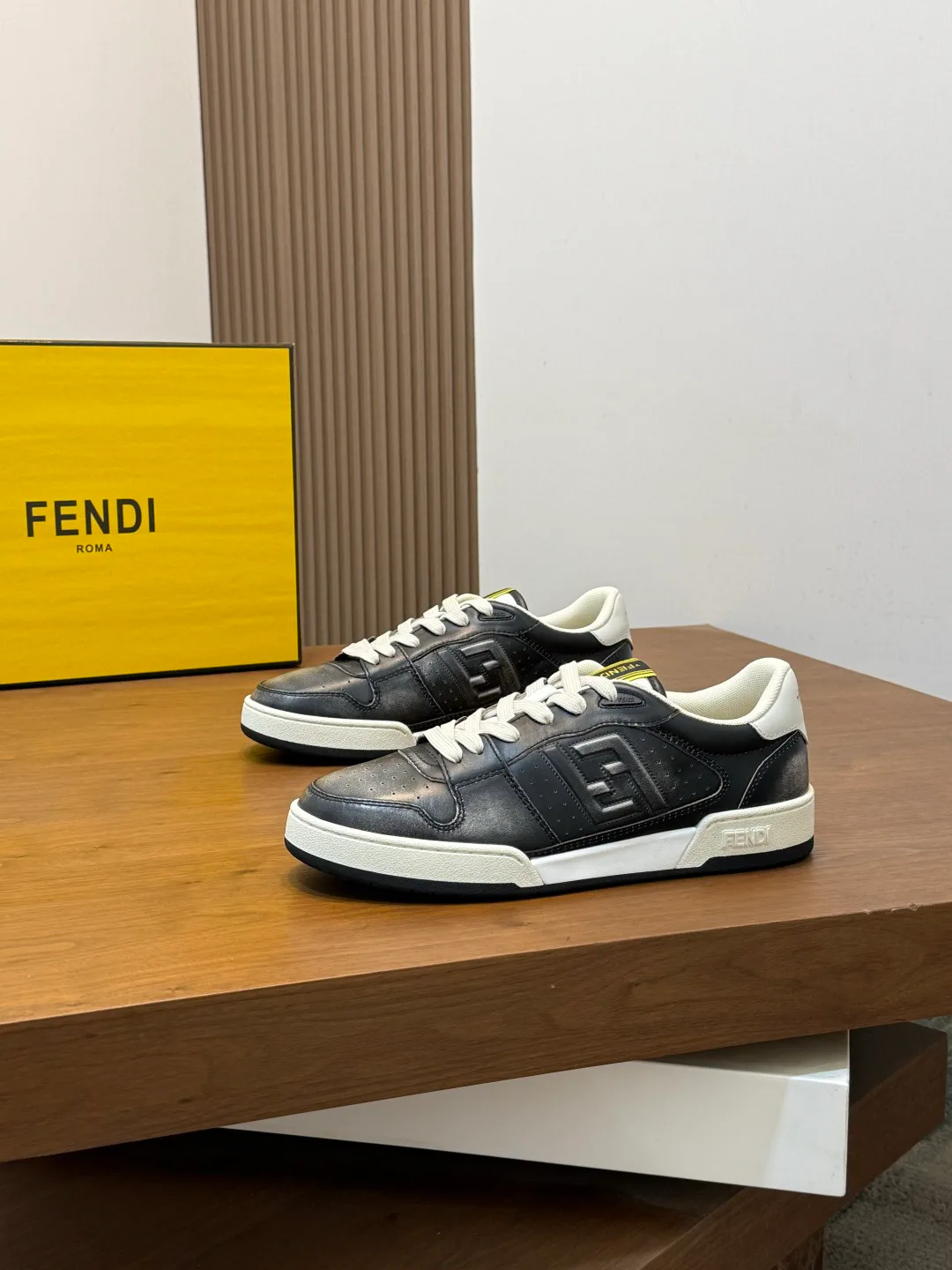Кроссовки Женские Fendi 18116600