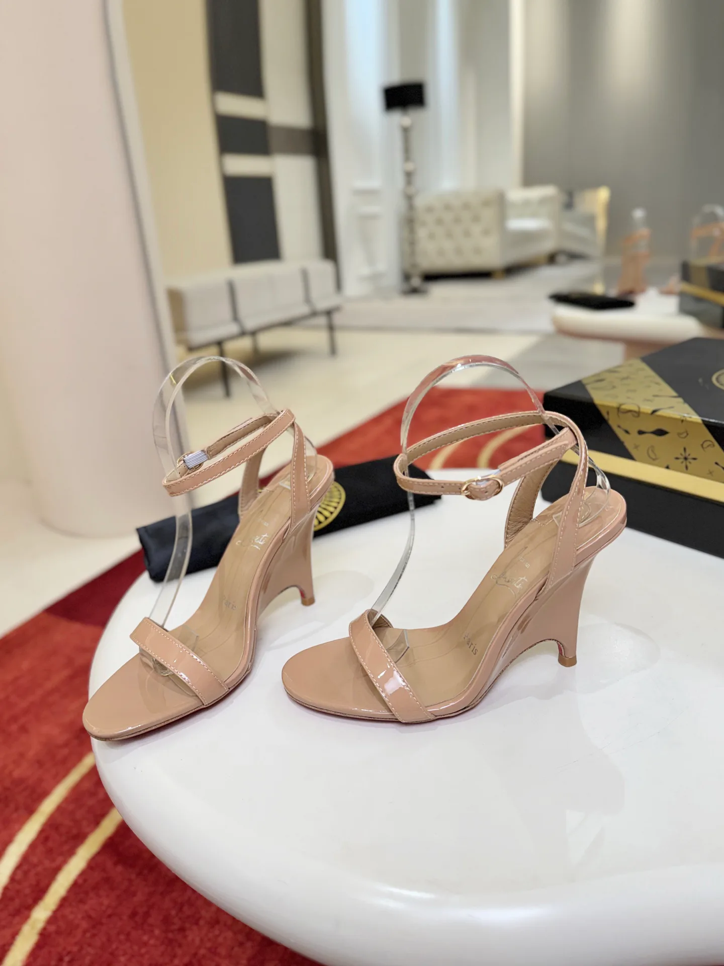 Босоножки Женские Christian Louboutin 18821461