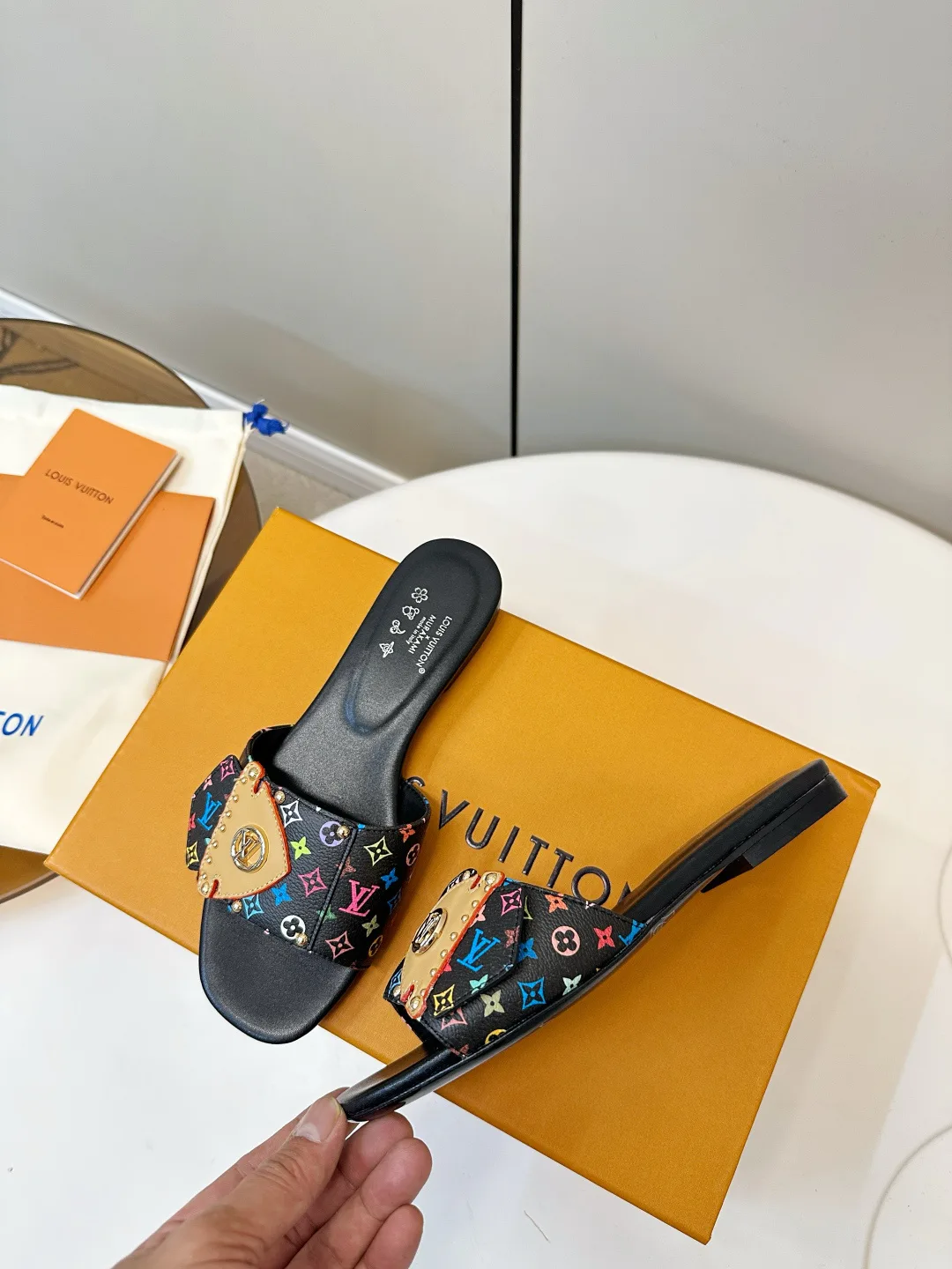 Шлепанцы Женские Louis Vuitton 12338563