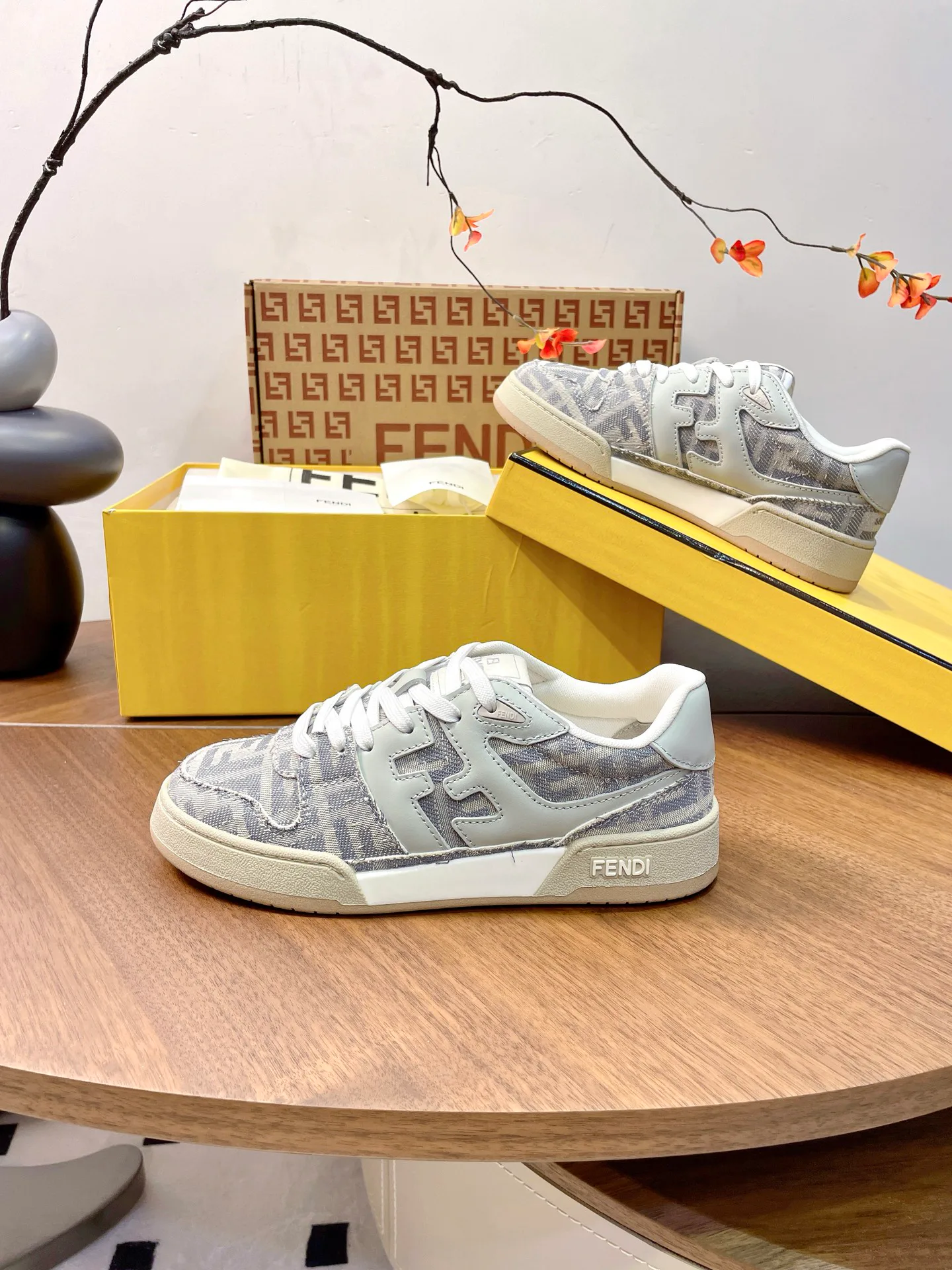 Кроссовки Женские Fendi 17957354