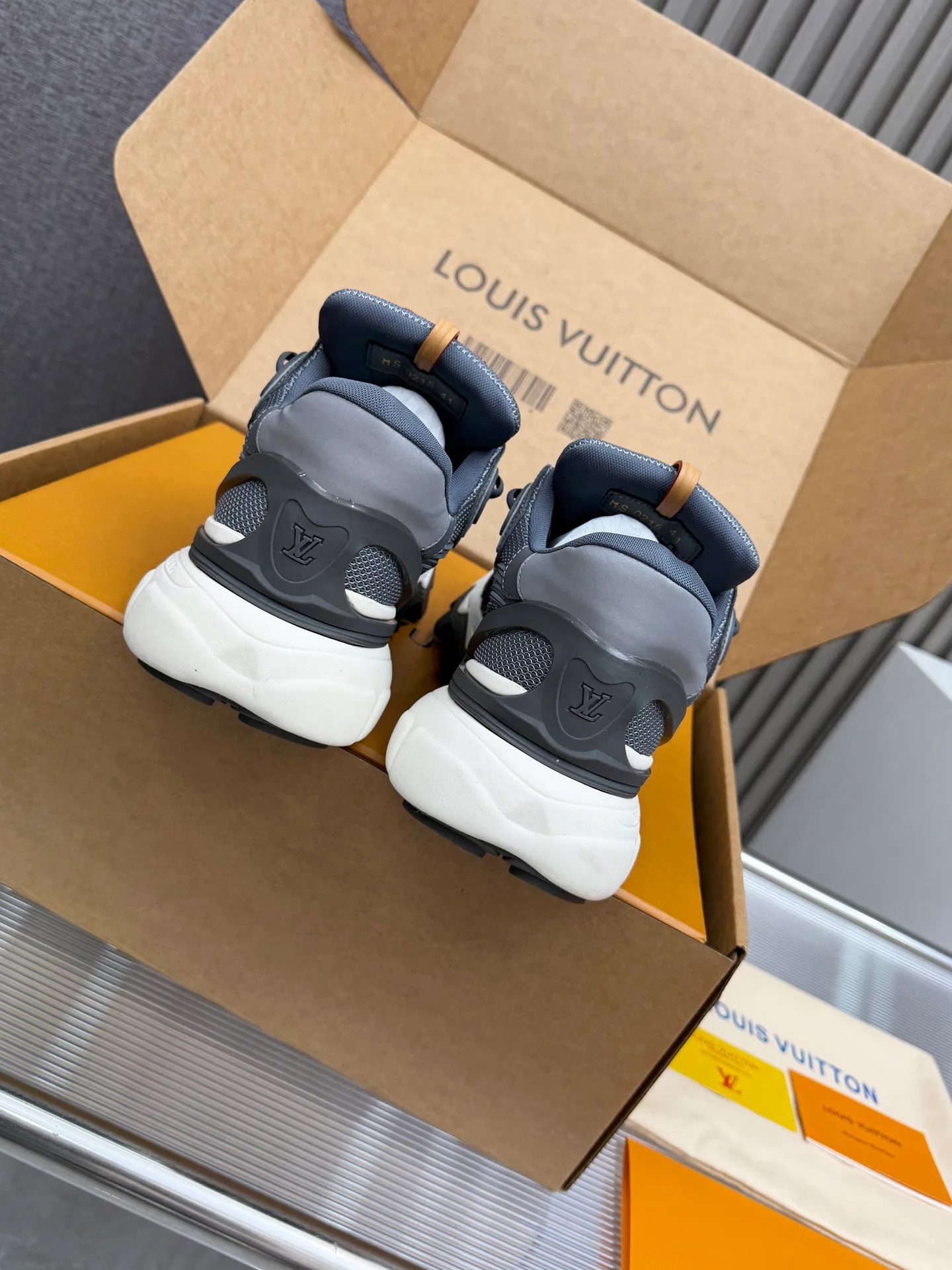 Кроссовки Женские Louis Vuitton 11679417