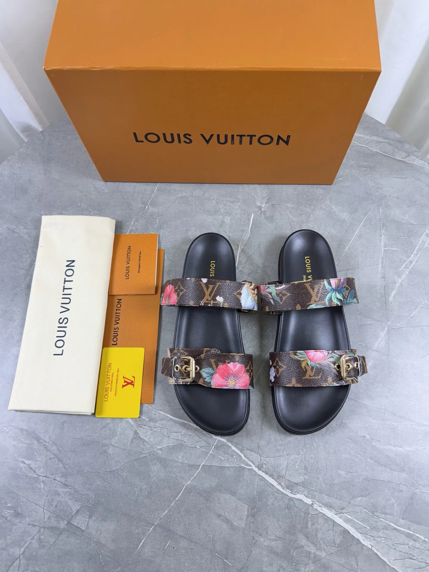 Шлепанцы Женские Louis Vuitton 17968791