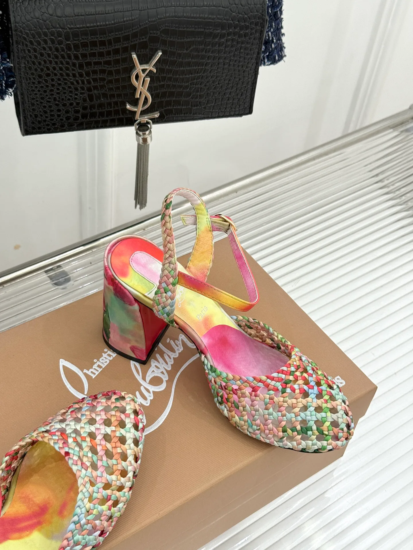 Босоножки Женские Christian Louboutin 19367924