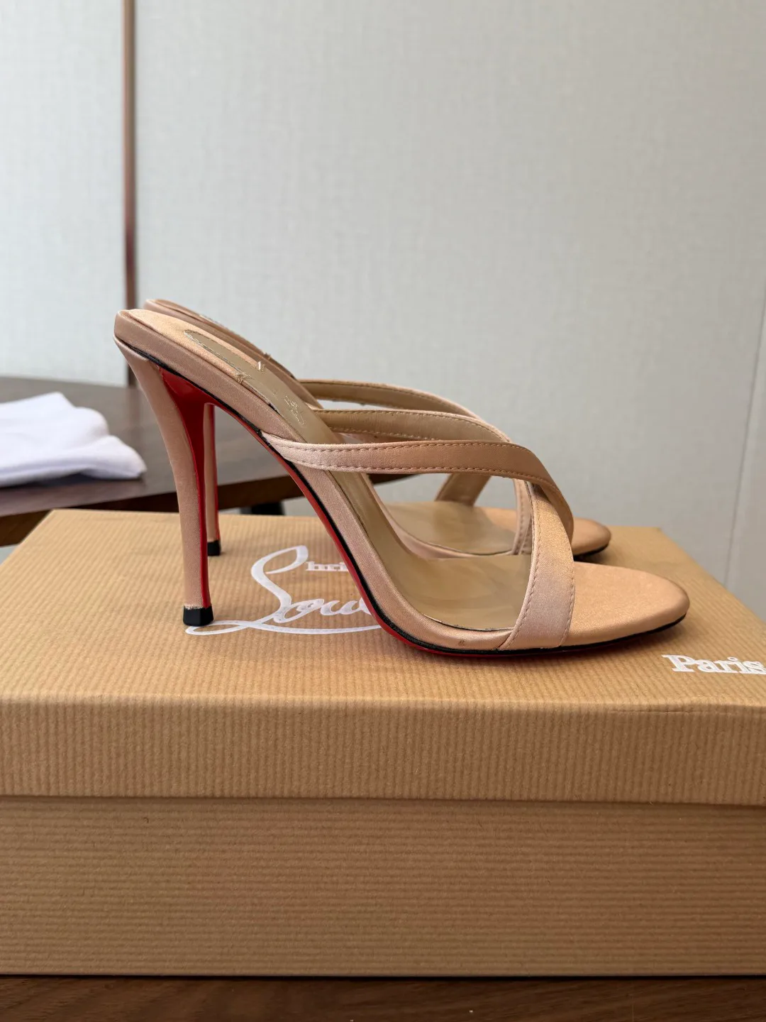 Босоножки Женские Christian Louboutin 18183096