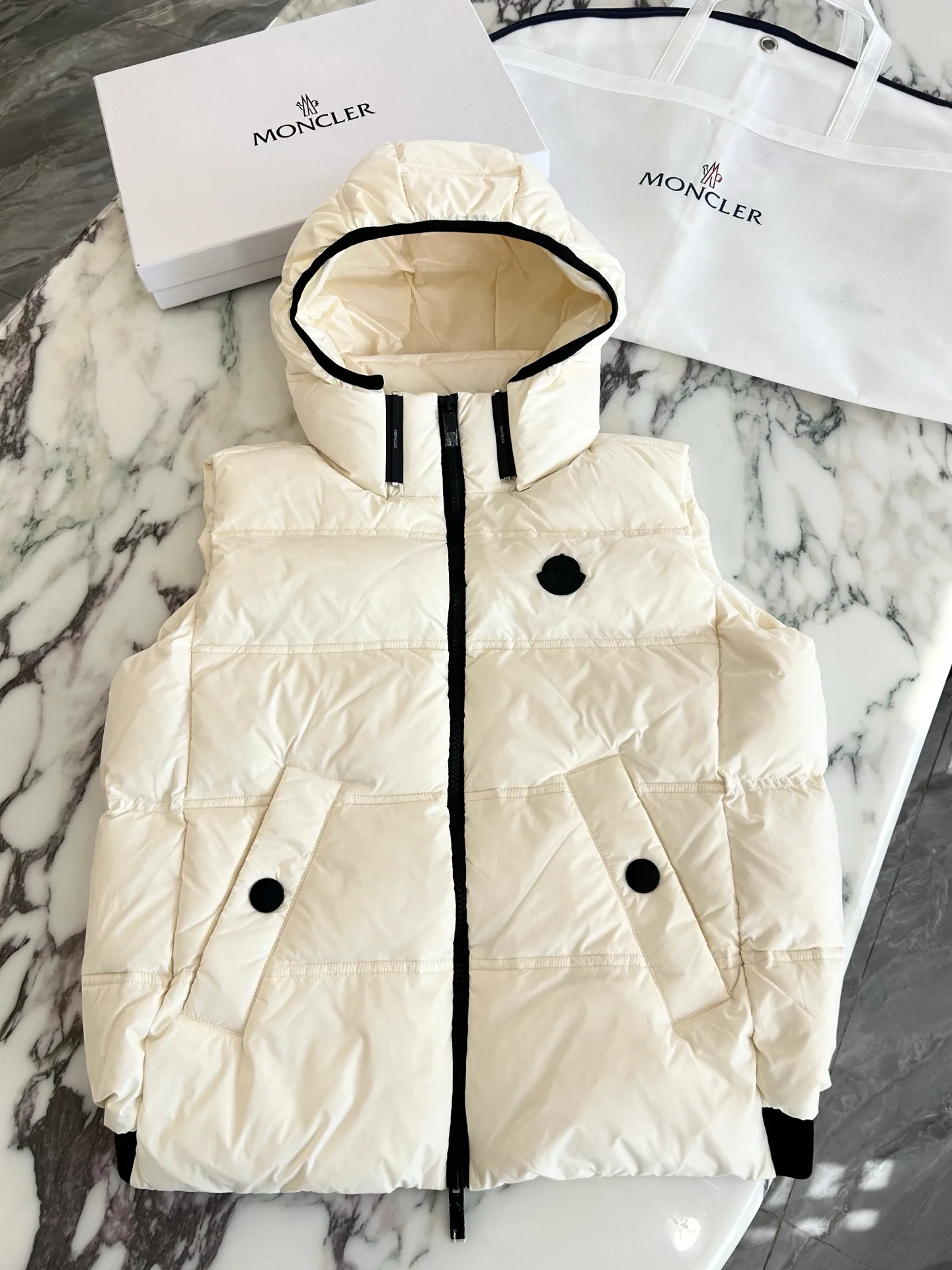 Жилеты Женские Moncler 17904509