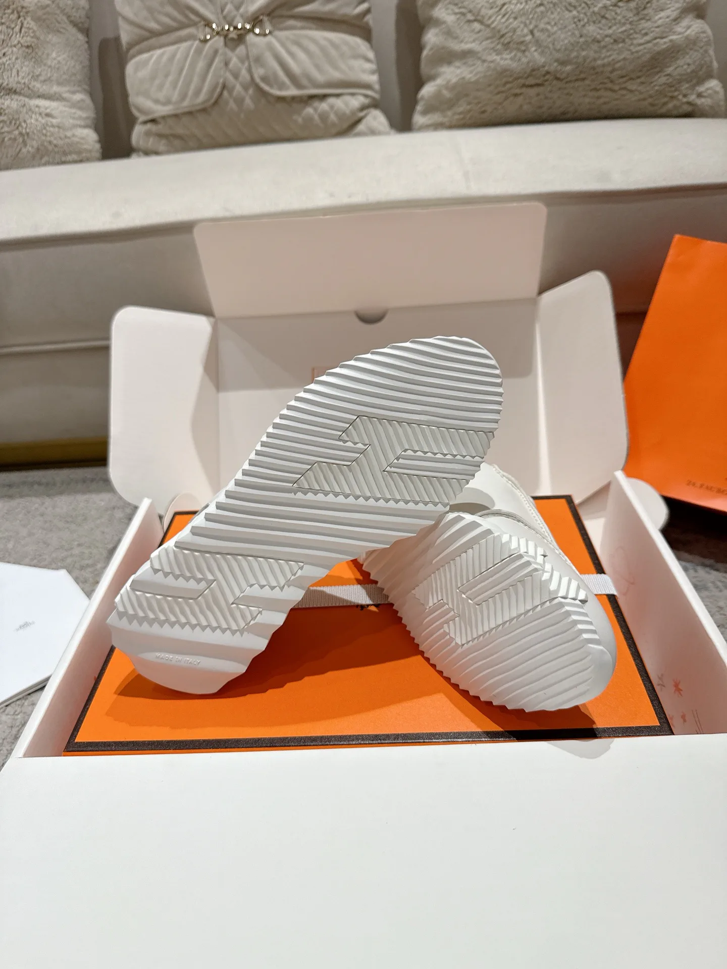 Кроссовки Женские Hermes 17467526
