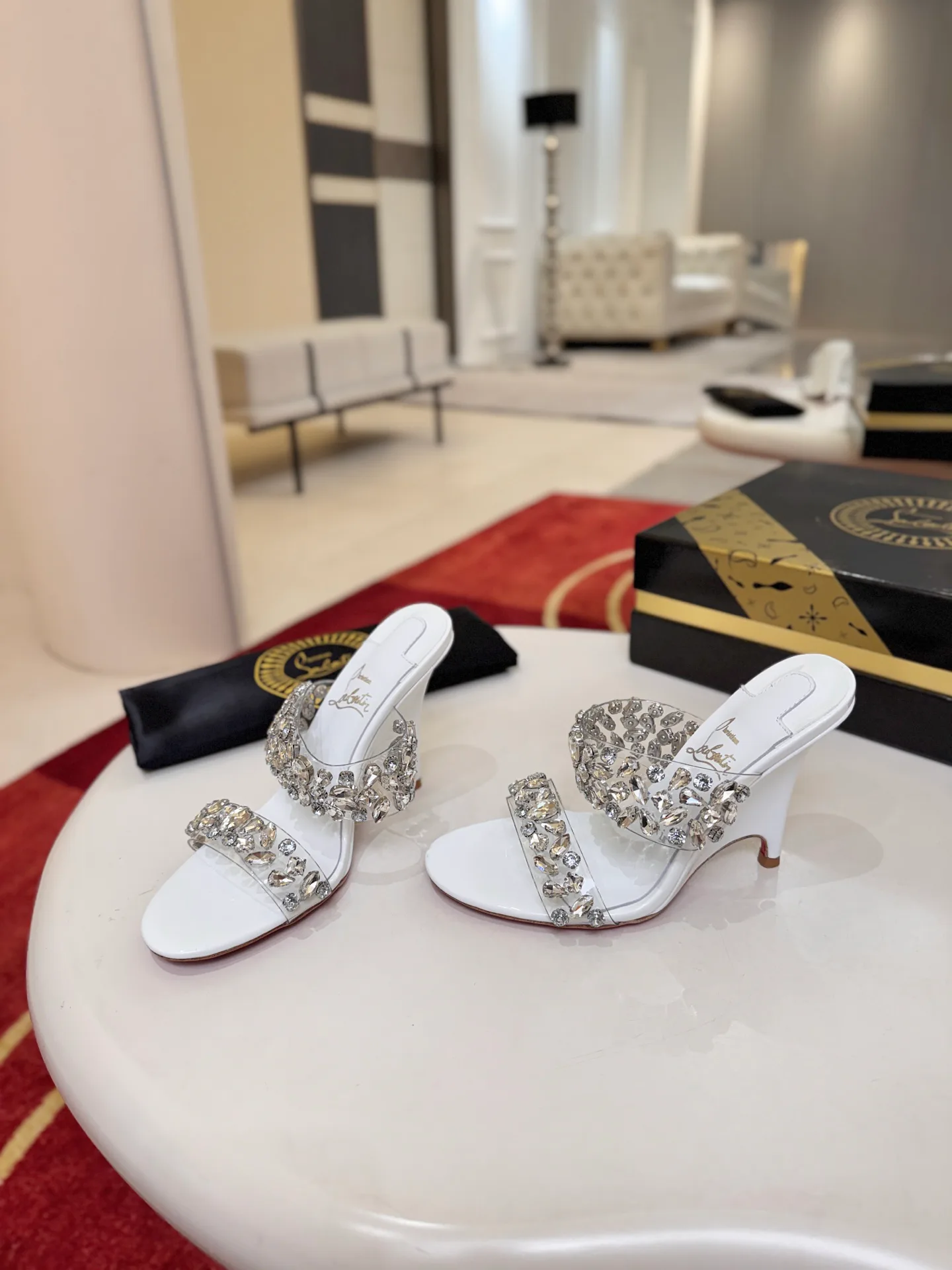 Босоножки Женские Christian Louboutin 18549159