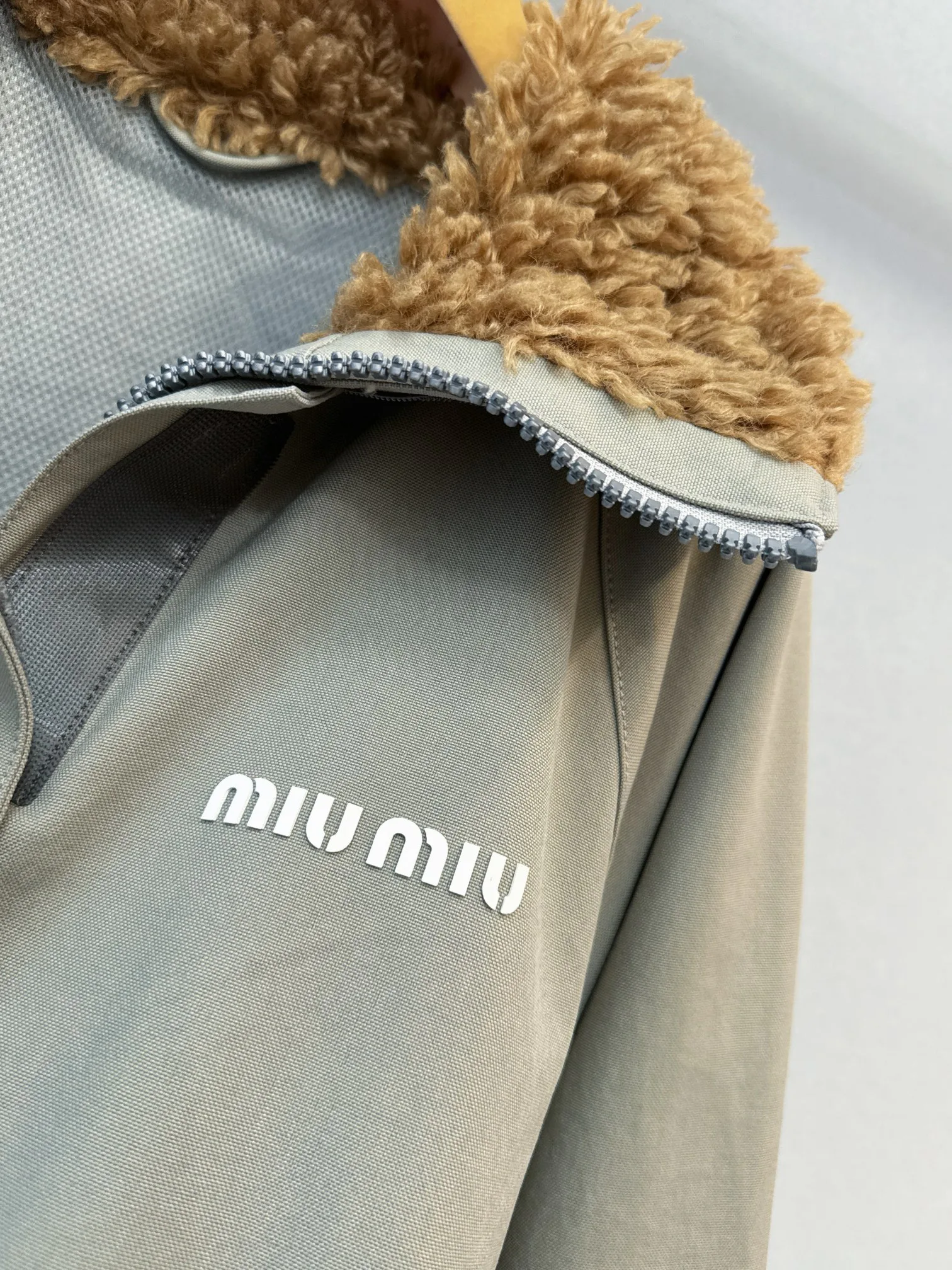 Куртки И Пуховики Женские Miu Miu 30030