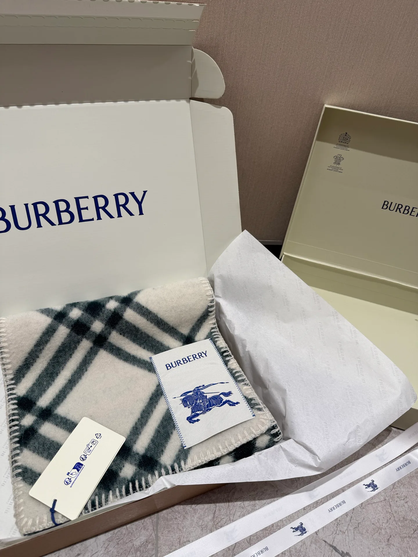 Шарфы Burberry 18626966