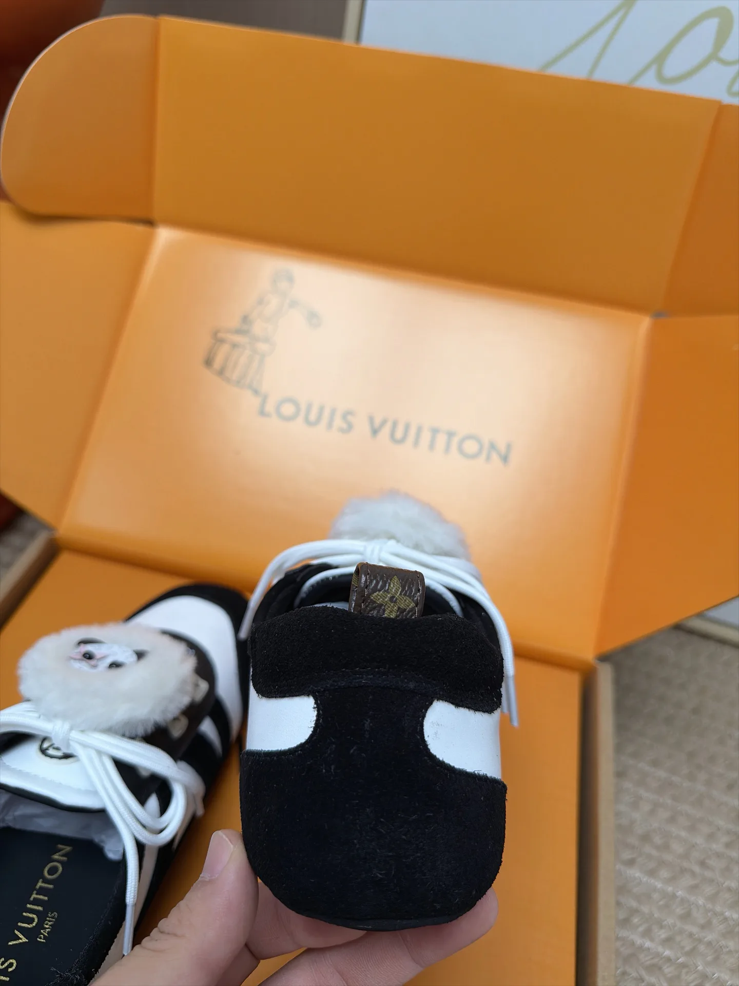 Кроссовки Женские Louis Vuitton 18063010