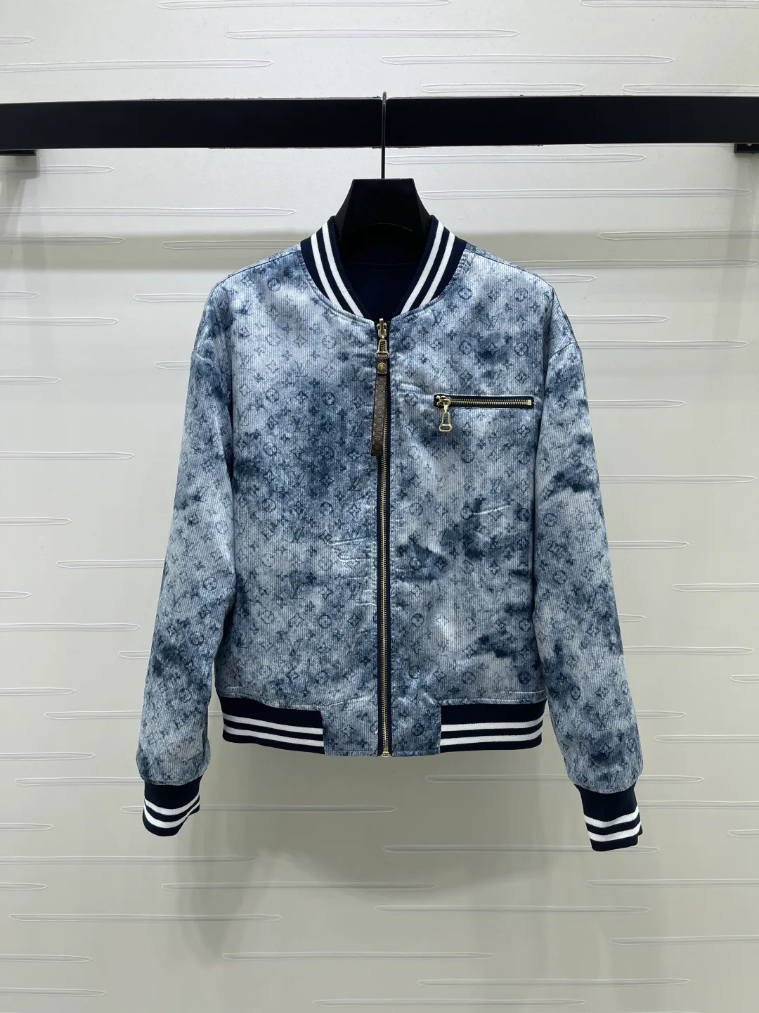 Куртки И Пуховики Женские Louis Vuitton 18038158