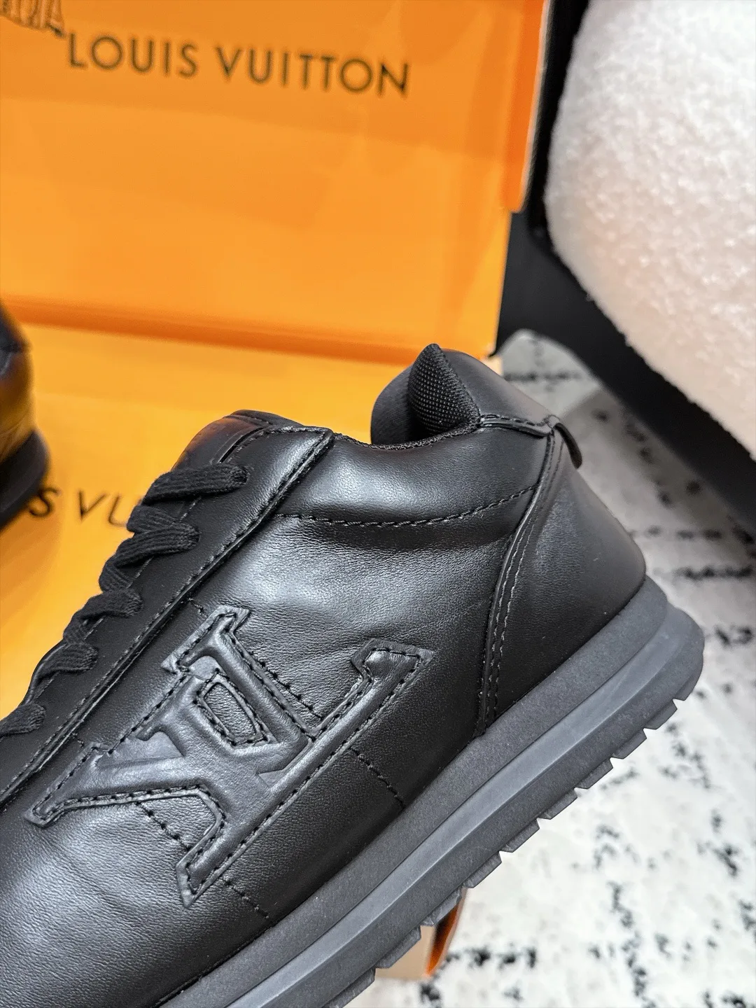 Кроссовки Женские Louis Vuitton 18406483