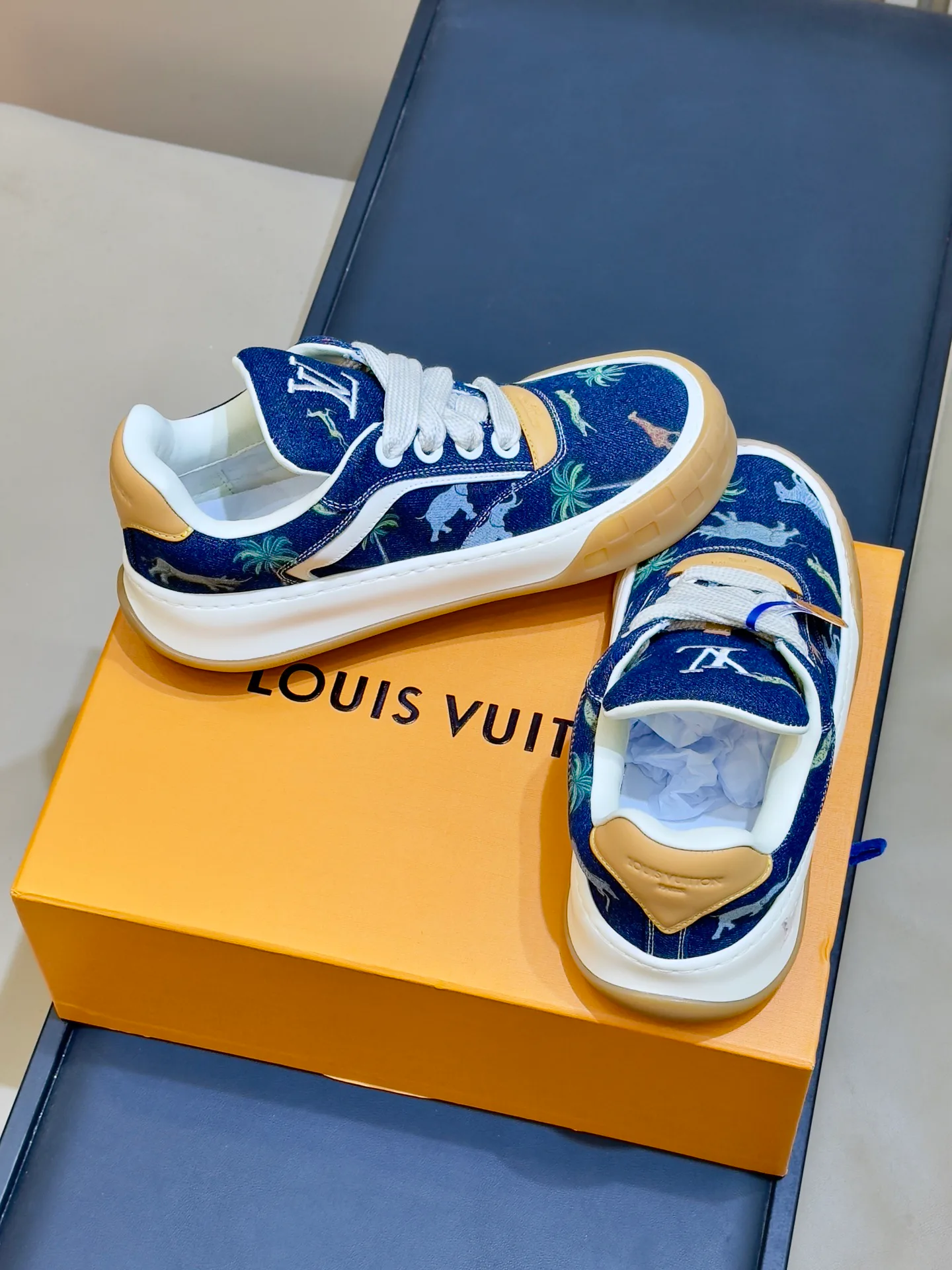 Кроссовки Женские Louis Vuitton 18073517