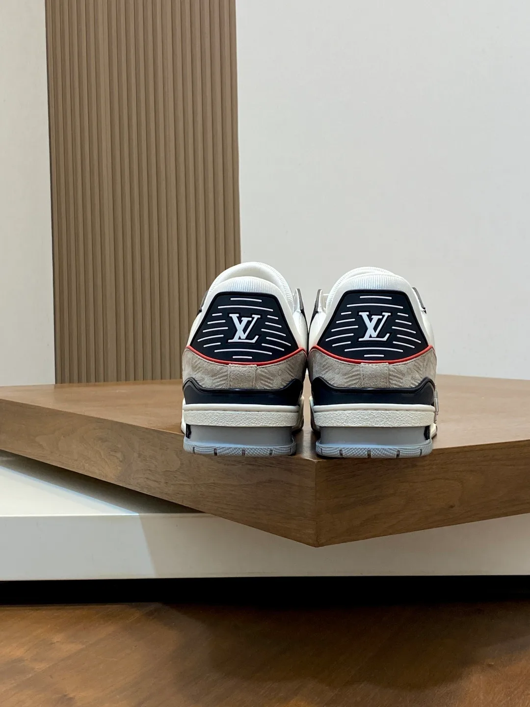 Кроссовки Мужские Louis Vuitton 18100300