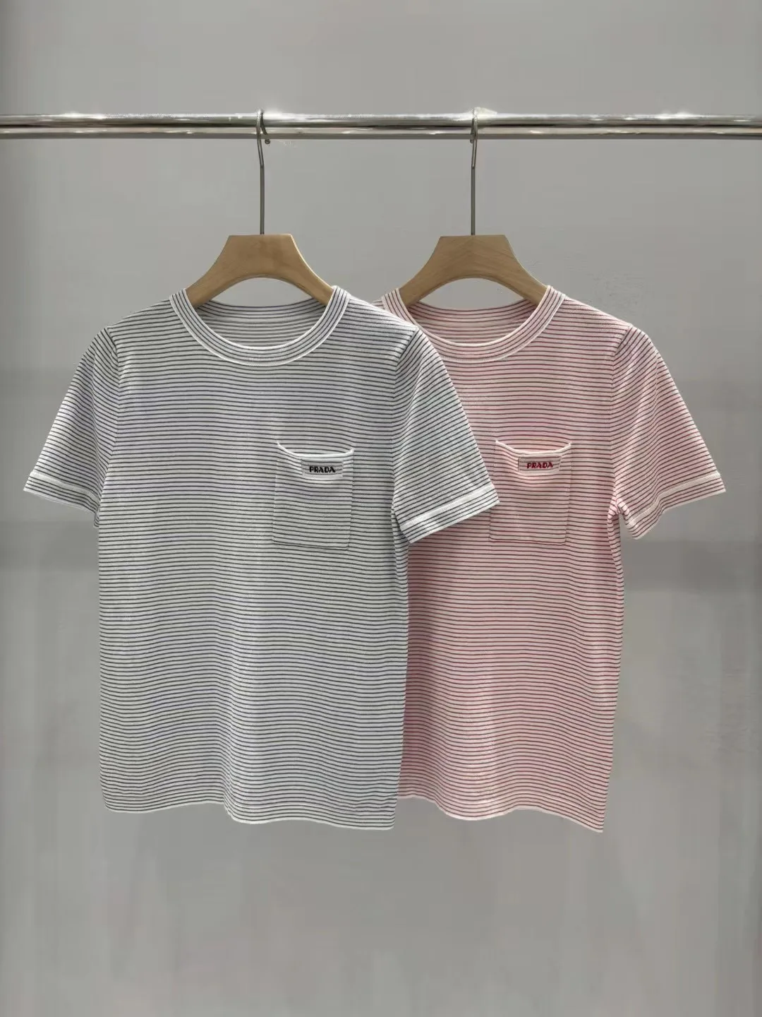 Футболки Женские Prada 16951361
