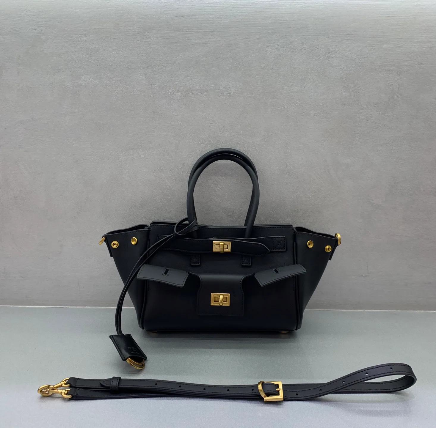 Классические Сумки Женские Balenciaga 18205732
