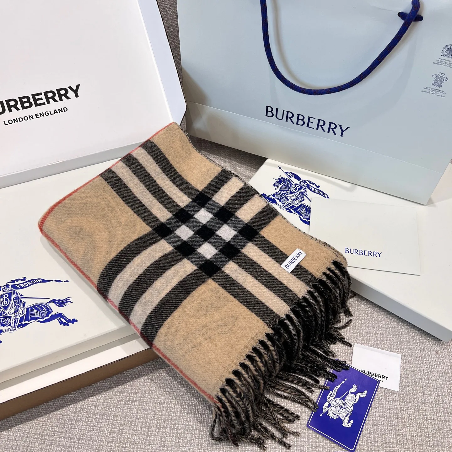 Шарфы Burberry 17945487