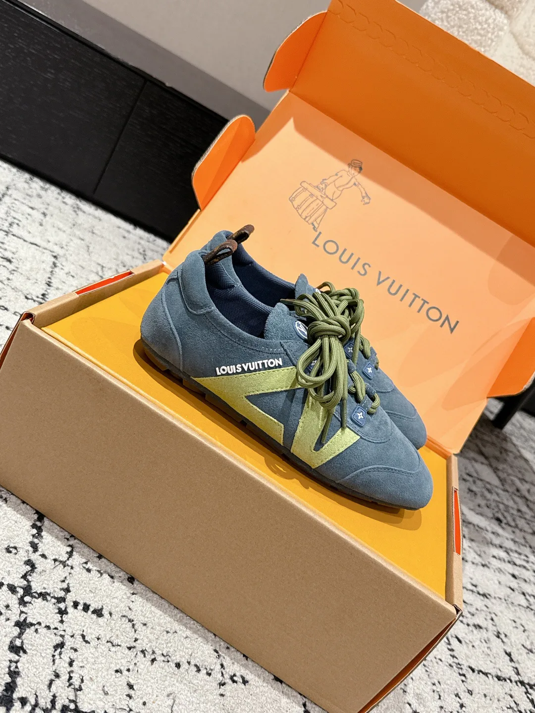 Кроссовки Женские Louis Vuitton 18409713
