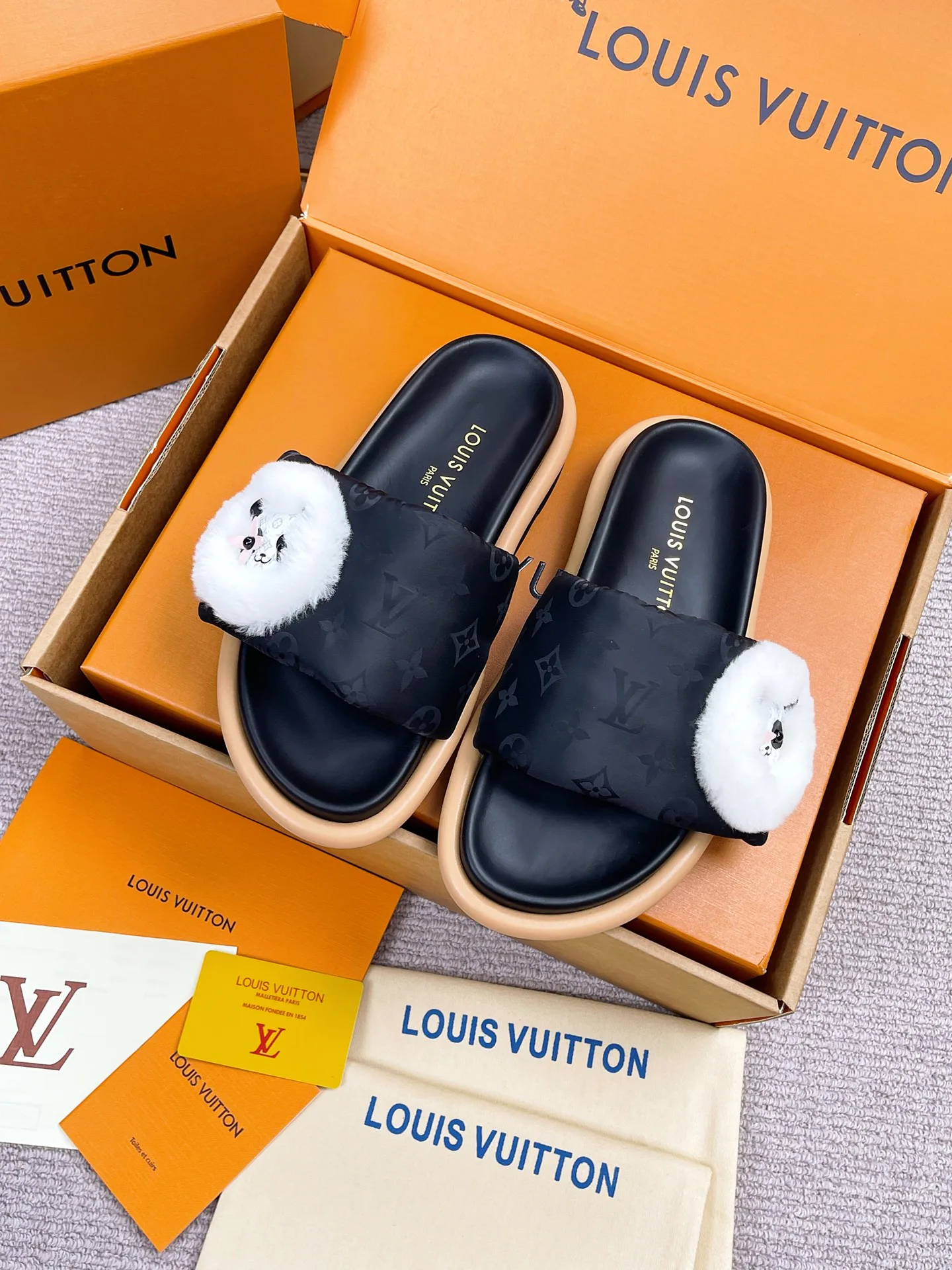 Шлепанцы Женские Louis Vuitton 18142869