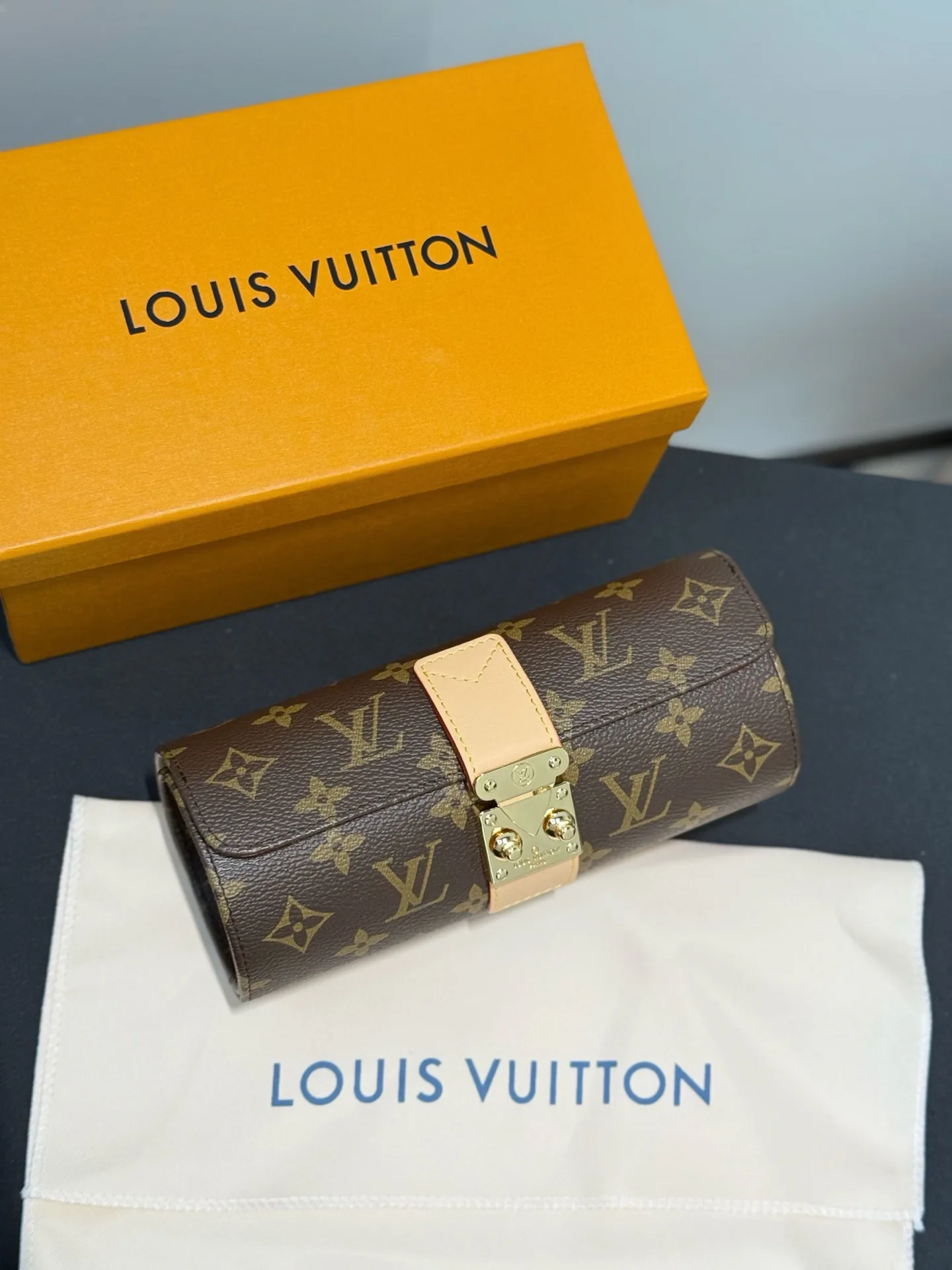 Текстиль Louis Vuitton 1383239