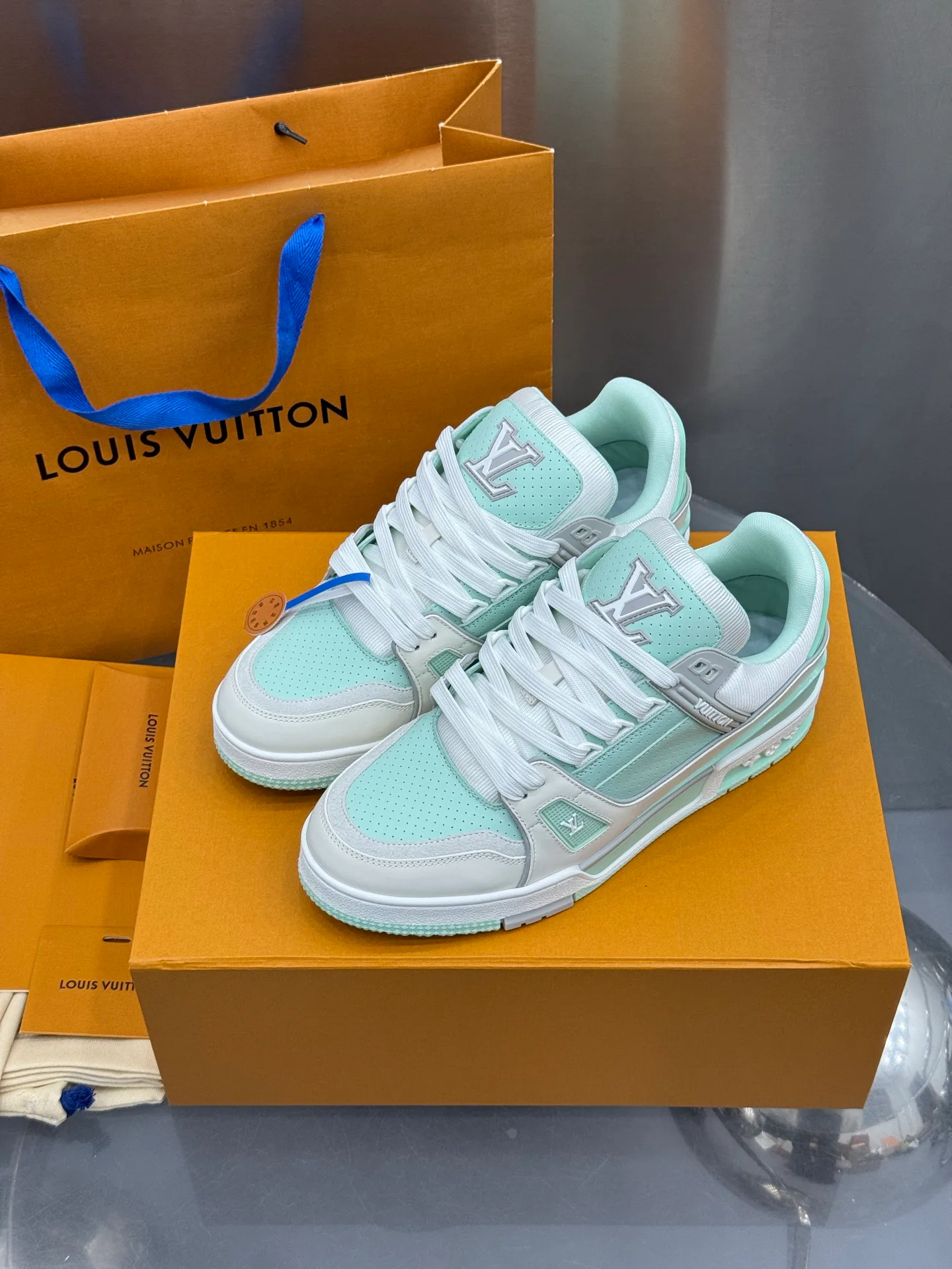 Кроссовки Женские Louis Vuitton 19073335
