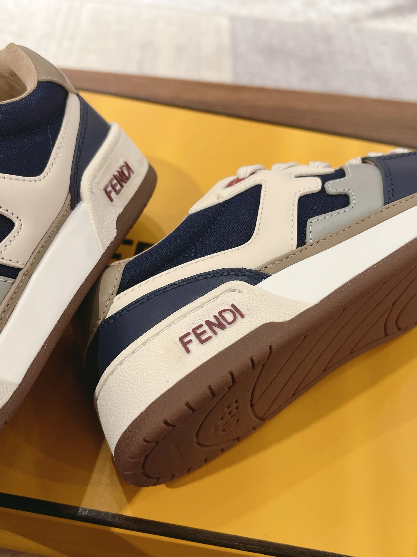 Кроссовки Женские Fendi 18219546