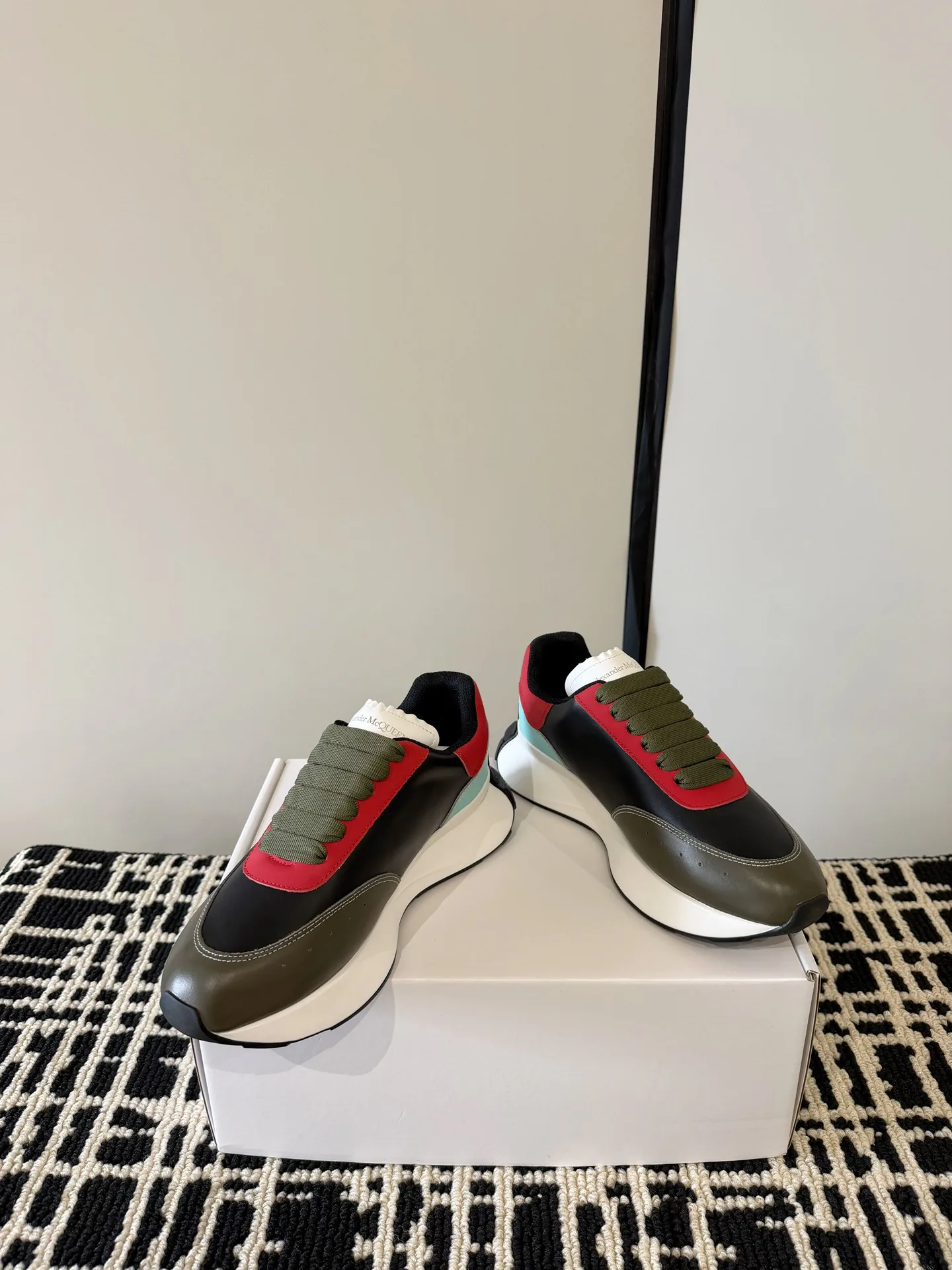 Кроссовки Женские Alexander Mcqueen 13343936