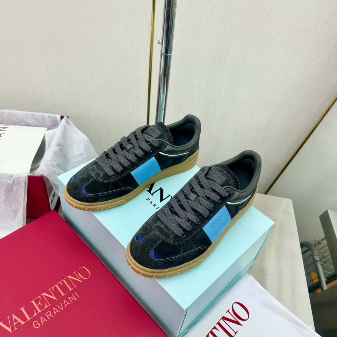 Кроссовки Женские Valentino 17904310