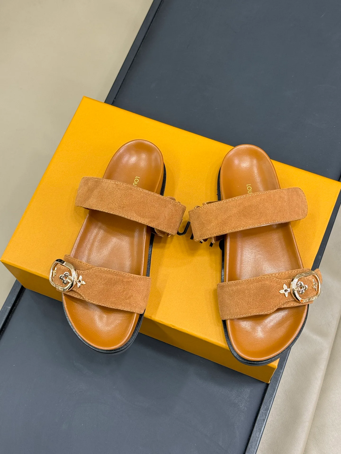 Шлепанцы Женские Louis Vuitton 19690