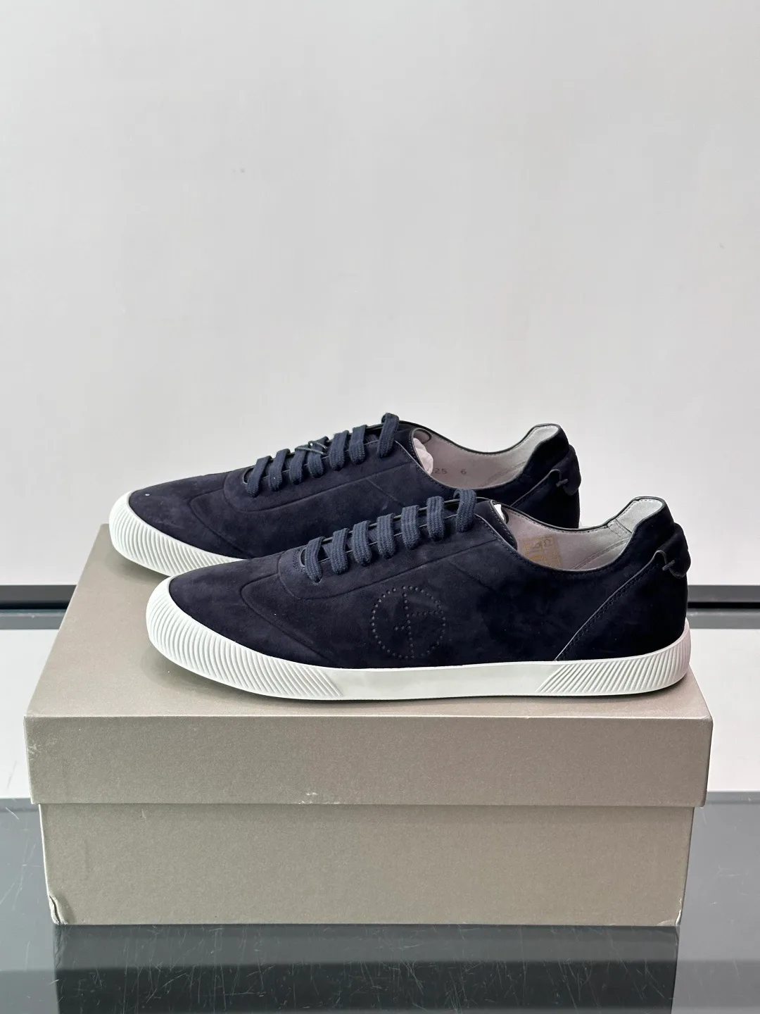 Кроссовки Женские Armani 17982561