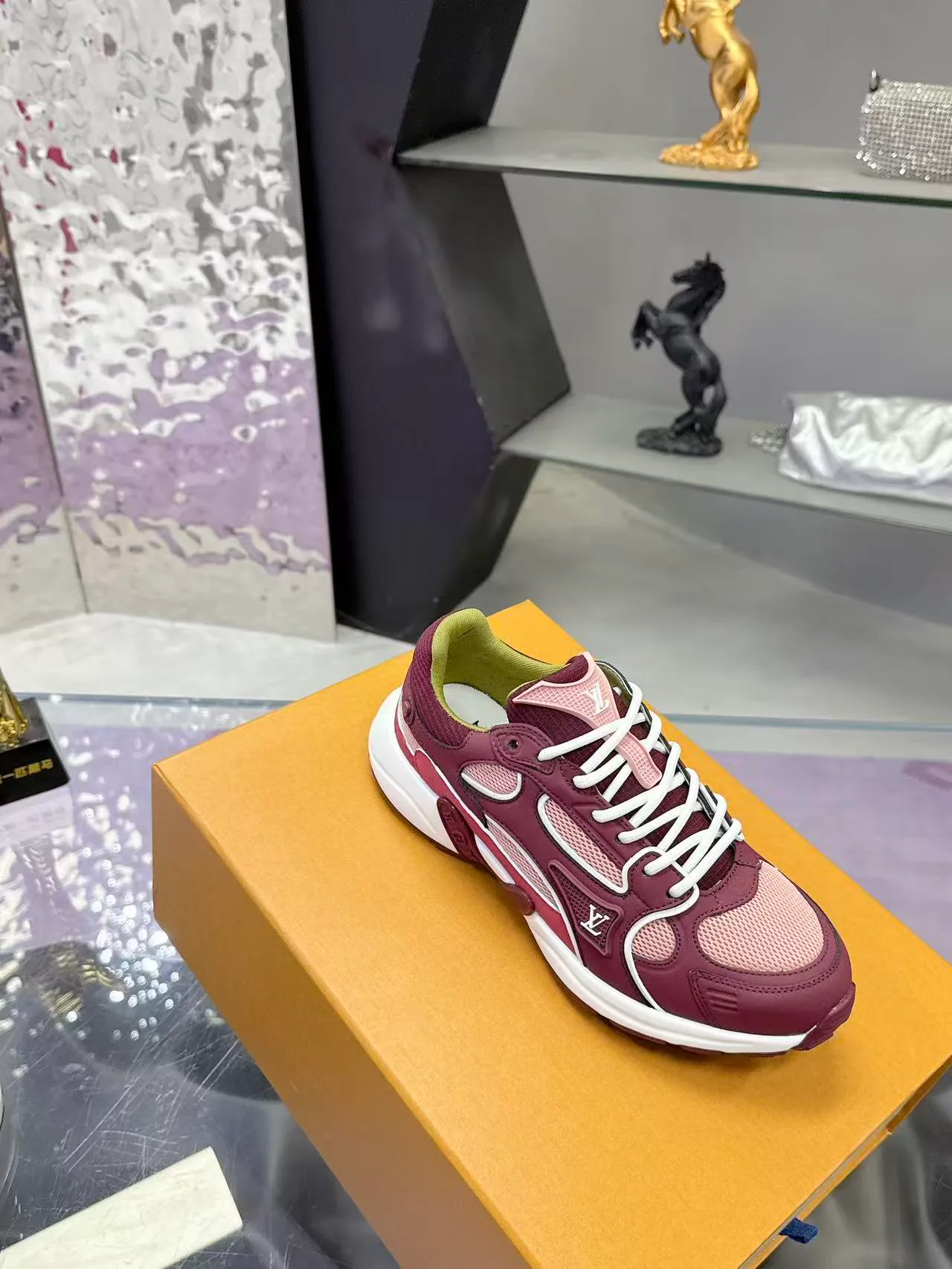 Кроссовки Женские Louis Vuitton 17530424