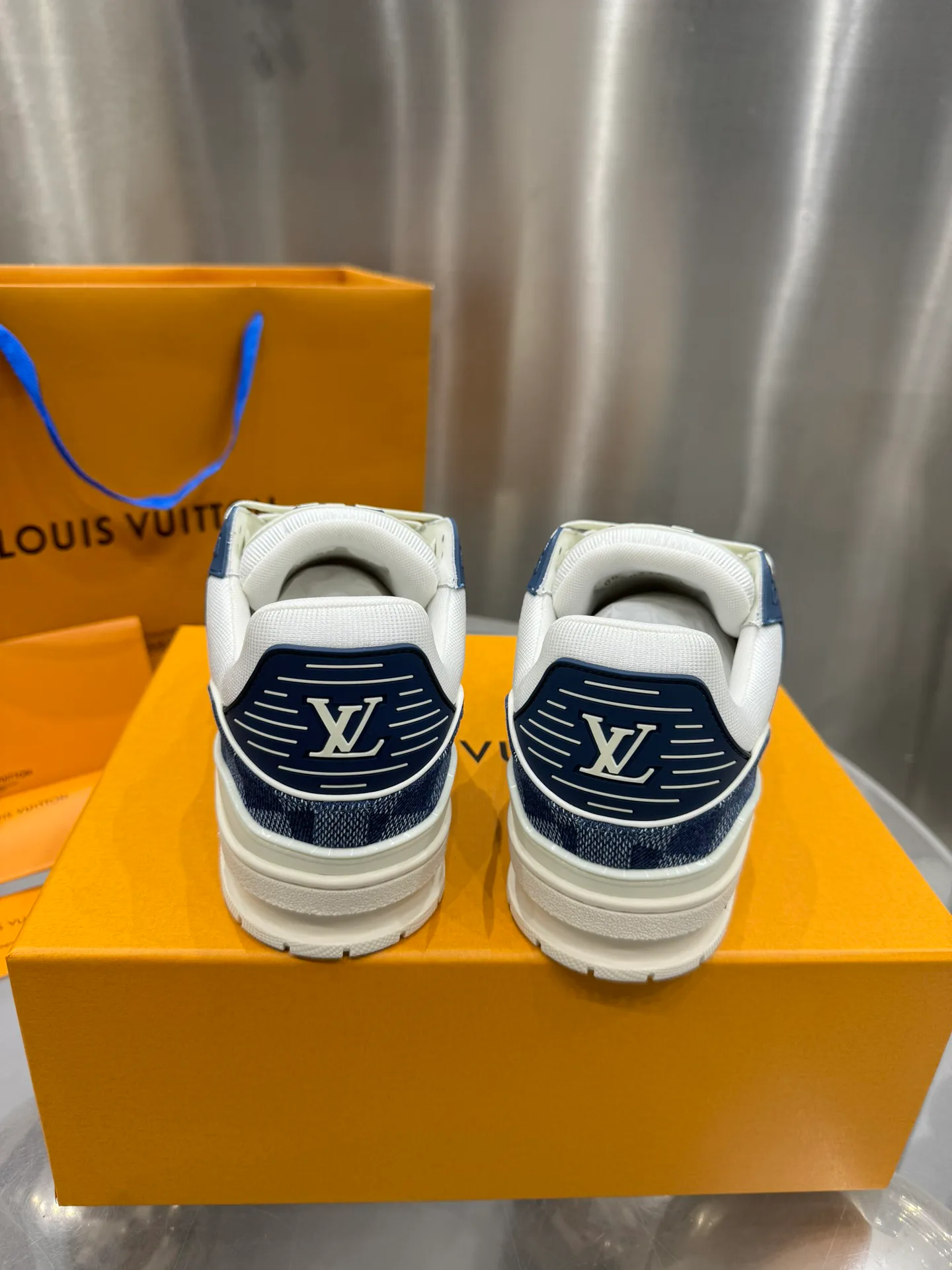 Кроссовки Женские Louis Vuitton 19073368